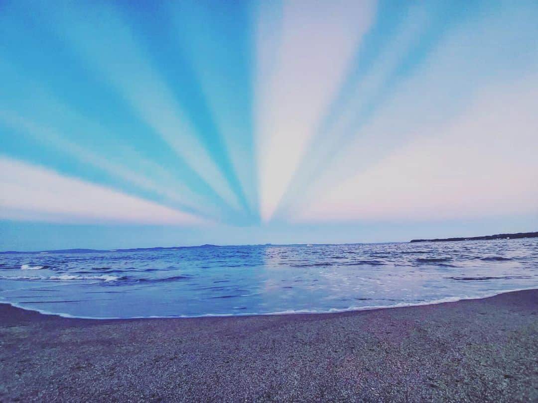 KUREIさんのインスタグラム写真 - (KUREIInstagram)「今日の空がどうしてこんな色なのか？僕には上手く説明出来ないように。 人の気持ちも、なんでそうなのか？上手く説明できなかったりする。  #三浦海岸」8月14日 14時50分 - kimaguren_kurei