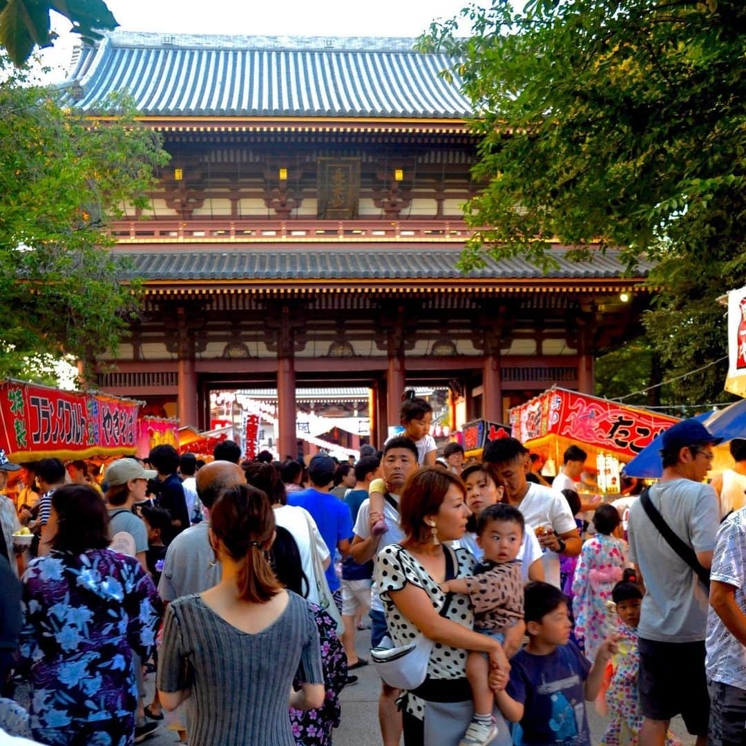 The Japan Timesさんのインスタグラム写真 - (The Japan TimesInstagram)「As Japan celebrates the Obon holiday season, a group of students studying abroad from the University of Oregon had the opportunity to attend a traditional festival at Ikegami Honmonji Temple in southern Tokyo. Dressed in “yukata” (summer kimono), they participated in the traditional Bon Odori dances after taking a class on the moves and the history of Obon. The festival also included street vendors selling "takoyaki" and other classic festival food. (Camryn Privette photos) . . . . . . #Japan #Tokyo #Obon #festivals #travel #japantravel #yukata #takoyaki #日本 #東京 #お盆 #お盆休み #祭り #旅行 #浴衣 #たこ焼き #盆踊り #👘 #🏮」8月14日 14時48分 - thejapantimes