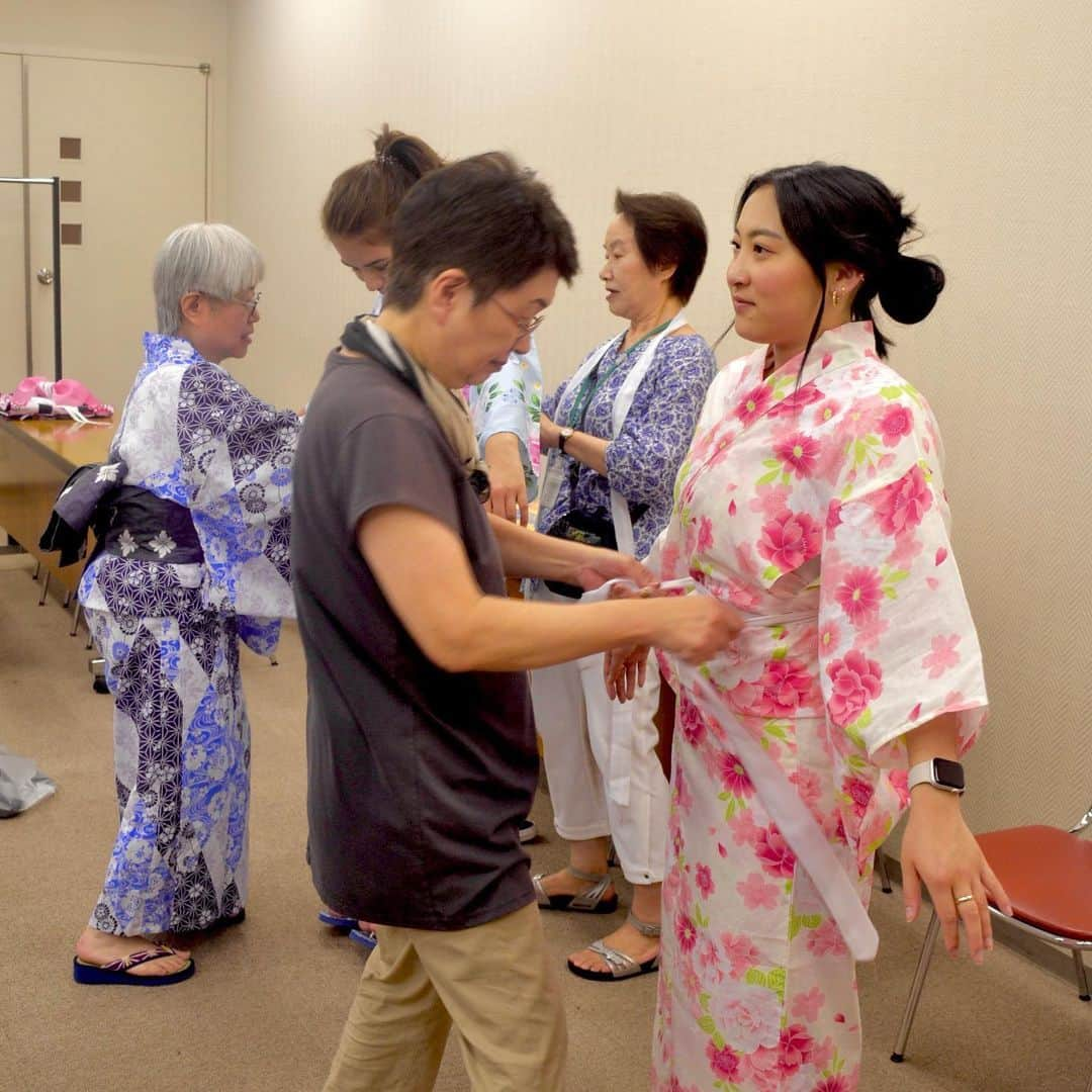 The Japan Timesさんのインスタグラム写真 - (The Japan TimesInstagram)「As Japan celebrates the Obon holiday season, a group of students studying abroad from the University of Oregon had the opportunity to attend a traditional festival at Ikegami Honmonji Temple in southern Tokyo. Dressed in “yukata” (summer kimono), they participated in the traditional Bon Odori dances after taking a class on the moves and the history of Obon. The festival also included street vendors selling "takoyaki" and other classic festival food. (Camryn Privette photos) . . . . . . #Japan #Tokyo #Obon #festivals #travel #japantravel #yukata #takoyaki #日本 #東京 #お盆 #お盆休み #祭り #旅行 #浴衣 #たこ焼き #盆踊り #👘 #🏮」8月14日 14時48分 - thejapantimes