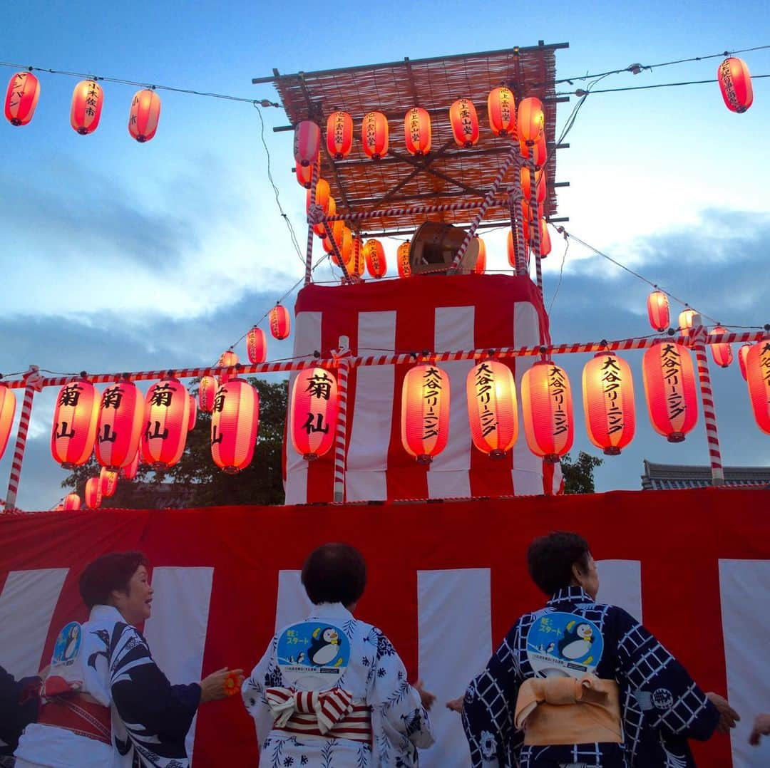 The Japan Timesさんのインスタグラム写真 - (The Japan TimesInstagram)「As Japan celebrates the Obon holiday season, a group of students studying abroad from the University of Oregon had the opportunity to attend a traditional festival at Ikegami Honmonji Temple in southern Tokyo. Dressed in “yukata” (summer kimono), they participated in the traditional Bon Odori dances after taking a class on the moves and the history of Obon. The festival also included street vendors selling "takoyaki" and other classic festival food. (Camryn Privette photos) . . . . . . #Japan #Tokyo #Obon #festivals #travel #japantravel #yukata #takoyaki #日本 #東京 #お盆 #お盆休み #祭り #旅行 #浴衣 #たこ焼き #盆踊り #👘 #🏮」8月14日 14時48分 - thejapantimes