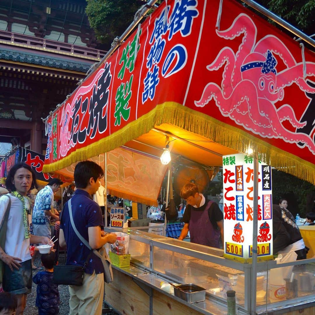 The Japan Timesさんのインスタグラム写真 - (The Japan TimesInstagram)「As Japan celebrates the Obon holiday season, a group of students studying abroad from the University of Oregon had the opportunity to attend a traditional festival at Ikegami Honmonji Temple in southern Tokyo. Dressed in “yukata” (summer kimono), they participated in the traditional Bon Odori dances after taking a class on the moves and the history of Obon. The festival also included street vendors selling "takoyaki" and other classic festival food. (Camryn Privette photos) . . . . . . #Japan #Tokyo #Obon #festivals #travel #japantravel #yukata #takoyaki #日本 #東京 #お盆 #お盆休み #祭り #旅行 #浴衣 #たこ焼き #盆踊り #👘 #🏮」8月14日 14時48分 - thejapantimes