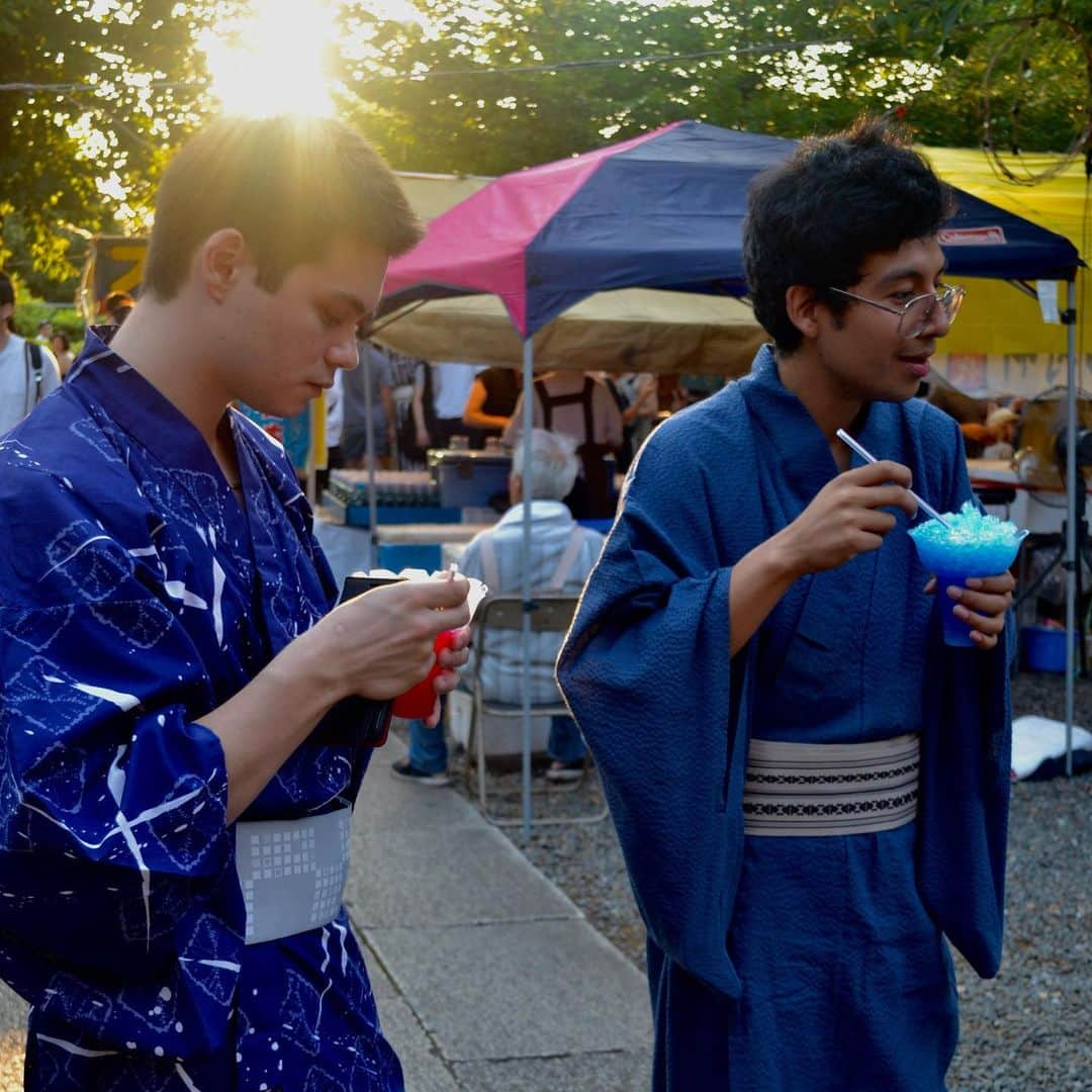 The Japan Timesさんのインスタグラム写真 - (The Japan TimesInstagram)「As Japan celebrates the Obon holiday season, a group of students studying abroad from the University of Oregon had the opportunity to attend a traditional festival at Ikegami Honmonji Temple in southern Tokyo. Dressed in “yukata” (summer kimono), they participated in the traditional Bon Odori dances after taking a class on the moves and the history of Obon. The festival also included street vendors selling "takoyaki" and other classic festival food. (Camryn Privette photos) . . . . . . #Japan #Tokyo #Obon #festivals #travel #japantravel #yukata #takoyaki #日本 #東京 #お盆 #お盆休み #祭り #旅行 #浴衣 #たこ焼き #盆踊り #👘 #🏮」8月14日 14時48分 - thejapantimes