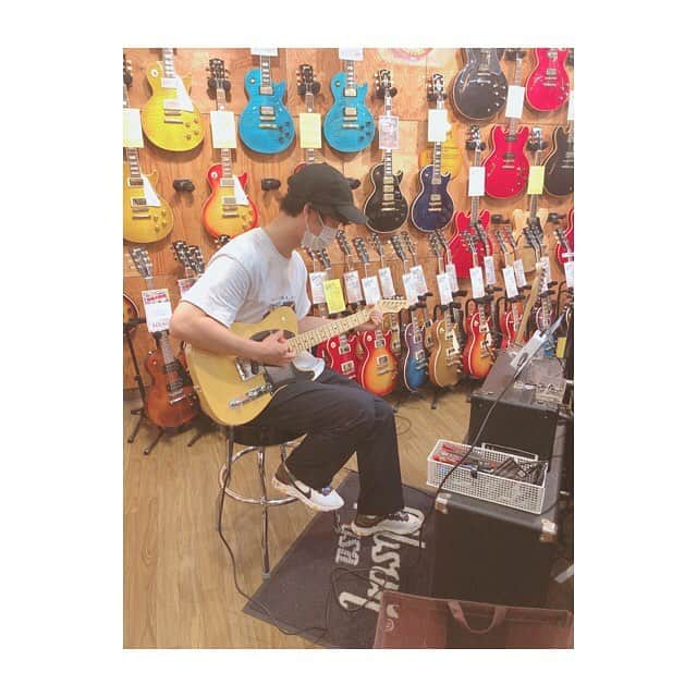 中島ヨシキさんのインスタグラム写真 - (中島ヨシキInstagram)「遊びに来た。 #梅原裕一郎 #ギター #🎸 #楽器屋」8月14日 14時51分 - yoshiki_n_626