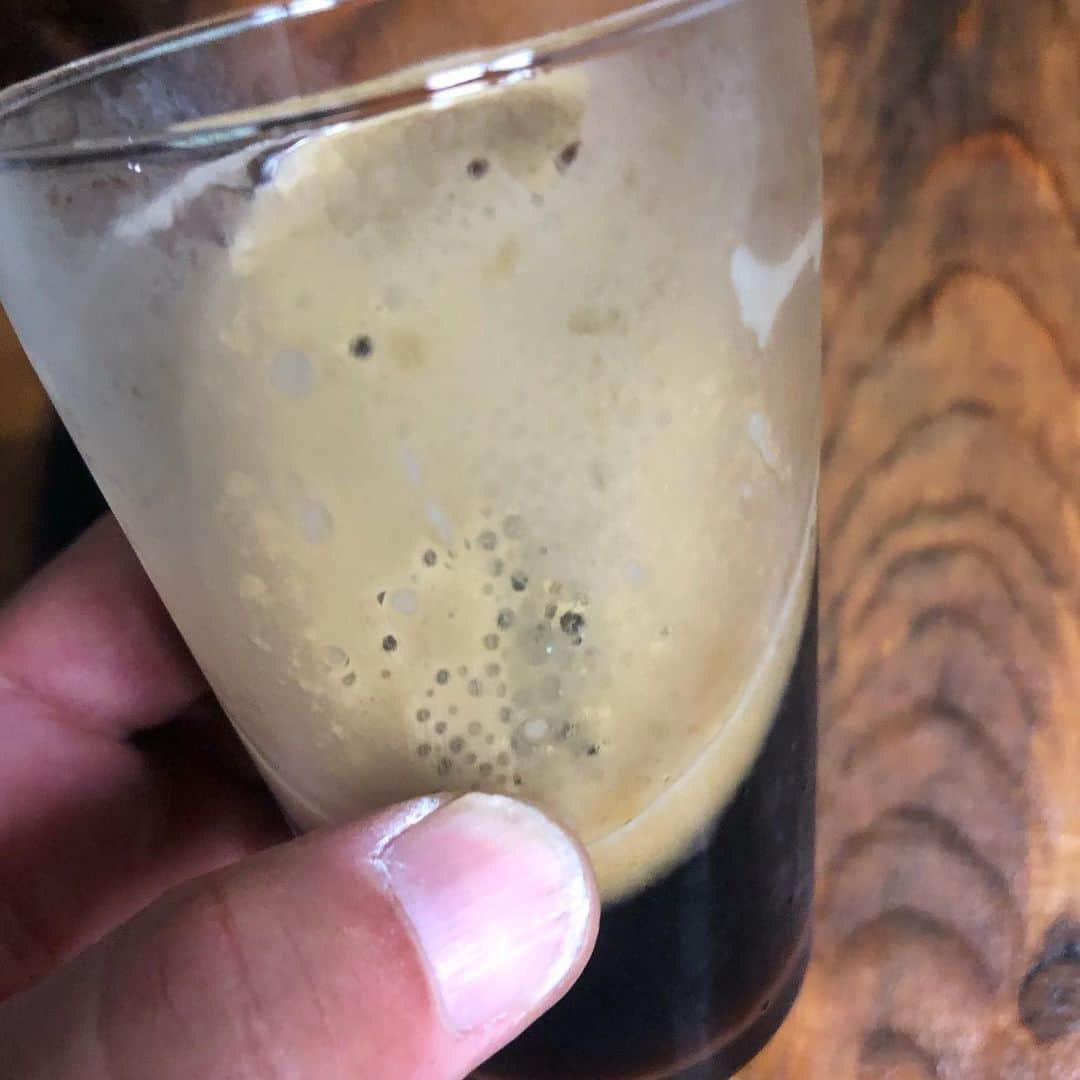 直樹 加藤さんのインスタグラム写真 - (直樹 加藤Instagram)「.. さて、お昼、作りましょ。 . たまに飲む黒ビール、美味いねぇ。 . 味わいを分解していくと、赤ワインの美味しさの要素が見つかるんですよね。 . 苦味の奥にある甘さ。 . お酒、いいねぇ。 .. #昼酒 #黒ビール #男の料理」8月14日 15時02分 - daimonjiyakatonaoki