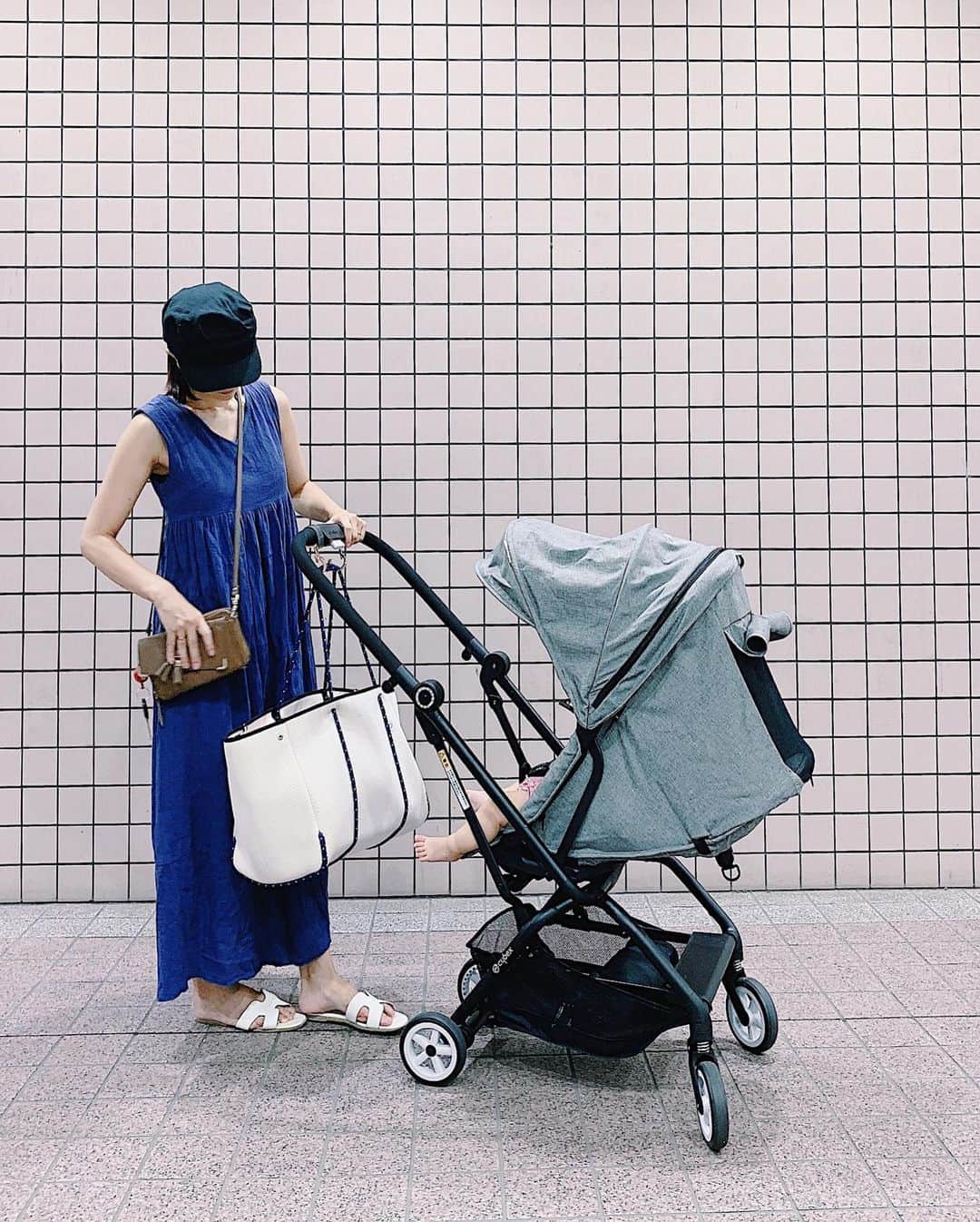 Remiさんのインスタグラム写真 - (RemiInstagram)「love new stroller from @cybex_japan 🖤 連休とお盆の半分をダウンしてしまい、やっと回復✨ 台湾の写真の整理をしていたら一日があっという間！ . 旅行については @lovetabi_travel @lovetabi_mama で詳しくレポートするとして、ここでは今回の旅行で大活躍したコンパクトベビーカー cybexのイージーSツイストについてレポートしたいと思います✍️♪ . . 旅行中は基本息子(1歳11ヶ月)が乗っていましたが、息子が歩いてくれる時は対面フラットにして娘(5ヶ月)を乗せて、娘を抱っこする時は荷物入れとして使い回し👦🏻👶🏻🧳💕 これまでのコンパクトベビーカーの痒いところに手が届く、機能性抜群の一台でした✨  もしこれからベビーカーを検討されている方の参考になるよう、ポイントを載せておきます！ . . . 【#cybex #EezySTwist 】 ☑︎生後1ヶ月からOK(フルフラットになる) ☑︎両対面(シートを外さずに360度回転！) ☑︎3つ折り自立タイプ(コンパクトで別売りのトラベルバッグもあり※8枚目) ☑︎走行性◎(4輪サスペンションのシングルタイヤ) ☑︎通気性◎(大きなメッシュウィンドウ※5枚目) ☑︎日除けがしっかりしている ☑︎トラベルシステム対応(別売りのアダプターが必要)  気をつけておくポイントは、 ☑︎7.3kgと少し重量がある(その代わりハンドルに荷物を掛けても倒れにくく、片手で持ち運べます) ☑︎座面もコンパクトなので大きめのベビーにはきつく感じるかも？(85cm12kgの息子は問題ありませんでした) ☑︎バンパーバーは別売り(ただしバーを付けると対面、折り畳み不可) ☑︎機内持込はできない  元々持っているA型タイプ #MIOS と、軽量の背面タイプ #EezyS の良いところ取りな感じで気に入っています💓 MIOSは背中全体がメッシュになるのとハンドルの角度調整ができるのが捨てがたいポイント✨  何よりcybexのスタイリッシュなデザインが好き💕 cybexが2人乗りベビーカーを出してくれたらなぁと思う今日この頃🤔✨ まだまだベビーカー研究は続けます。  また、質問を頂いていた 1,2枚目のワンピース、九份で着ていた黄色いワンピースは全て出発直前に @zara のセールでまとめ買いしたものです！👗 ベビーカーのフックは @milktea_junyufuku のもの。 以前ネットで買ったプラスチックのフックは何度も破損したので、金具タイプがよかったのと、ダブルフックがとっても便利ー✨  #ベビーカー #サイベックス #イージーSツイスト #サイベックスイージーSツイスト #1歳11ヶ月 #0歳5ヶ月 #年子兄妹 #年子育児」8月14日 15時04分 - remi_912