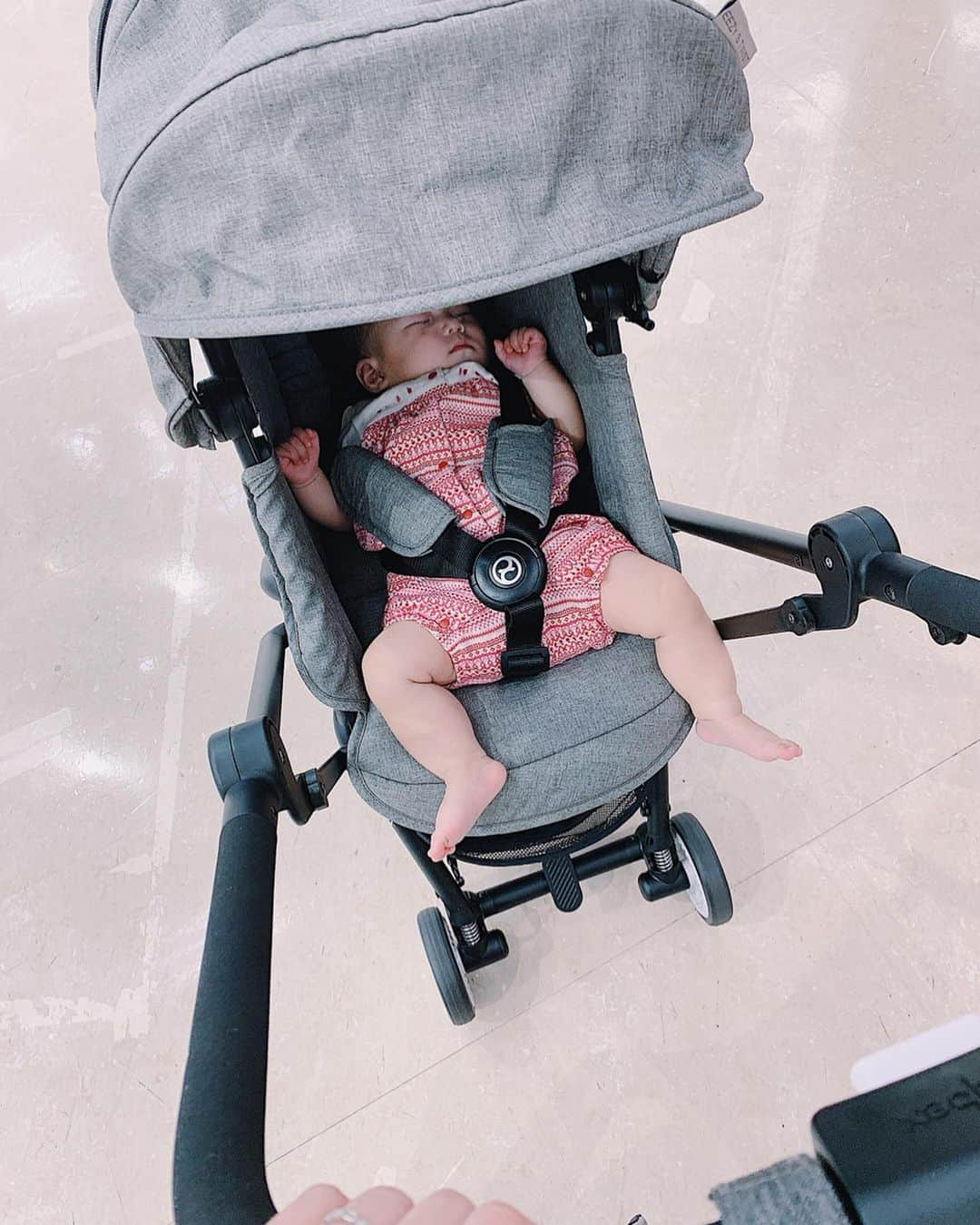 Remiさんのインスタグラム写真 - (RemiInstagram)「love new stroller from @cybex_japan 🖤 連休とお盆の半分をダウンしてしまい、やっと回復✨ 台湾の写真の整理をしていたら一日があっという間！ . 旅行については @lovetabi_travel @lovetabi_mama で詳しくレポートするとして、ここでは今回の旅行で大活躍したコンパクトベビーカー cybexのイージーSツイストについてレポートしたいと思います✍️♪ . . 旅行中は基本息子(1歳11ヶ月)が乗っていましたが、息子が歩いてくれる時は対面フラットにして娘(5ヶ月)を乗せて、娘を抱っこする時は荷物入れとして使い回し👦🏻👶🏻🧳💕 これまでのコンパクトベビーカーの痒いところに手が届く、機能性抜群の一台でした✨  もしこれからベビーカーを検討されている方の参考になるよう、ポイントを載せておきます！ . . . 【#cybex #EezySTwist 】 ☑︎生後1ヶ月からOK(フルフラットになる) ☑︎両対面(シートを外さずに360度回転！) ☑︎3つ折り自立タイプ(コンパクトで別売りのトラベルバッグもあり※8枚目) ☑︎走行性◎(4輪サスペンションのシングルタイヤ) ☑︎通気性◎(大きなメッシュウィンドウ※5枚目) ☑︎日除けがしっかりしている ☑︎トラベルシステム対応(別売りのアダプターが必要)  気をつけておくポイントは、 ☑︎7.3kgと少し重量がある(その代わりハンドルに荷物を掛けても倒れにくく、片手で持ち運べます) ☑︎座面もコンパクトなので大きめのベビーにはきつく感じるかも？(85cm12kgの息子は問題ありませんでした) ☑︎バンパーバーは別売り(ただしバーを付けると対面、折り畳み不可) ☑︎機内持込はできない  元々持っているA型タイプ #MIOS と、軽量の背面タイプ #EezyS の良いところ取りな感じで気に入っています💓 MIOSは背中全体がメッシュになるのとハンドルの角度調整ができるのが捨てがたいポイント✨  何よりcybexのスタイリッシュなデザインが好き💕 cybexが2人乗りベビーカーを出してくれたらなぁと思う今日この頃🤔✨ まだまだベビーカー研究は続けます。  また、質問を頂いていた 1,2枚目のワンピース、九份で着ていた黄色いワンピースは全て出発直前に @zara のセールでまとめ買いしたものです！👗 ベビーカーのフックは @milktea_junyufuku のもの。 以前ネットで買ったプラスチックのフックは何度も破損したので、金具タイプがよかったのと、ダブルフックがとっても便利ー✨  #ベビーカー #サイベックス #イージーSツイスト #サイベックスイージーSツイスト #1歳11ヶ月 #0歳5ヶ月 #年子兄妹 #年子育児」8月14日 15時04分 - remi_912