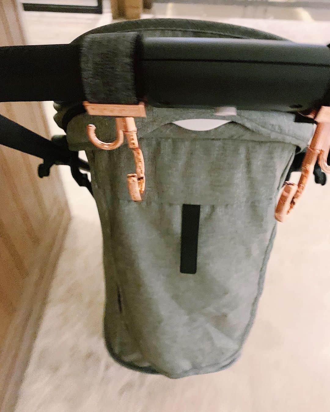 Remiさんのインスタグラム写真 - (RemiInstagram)「love new stroller from @cybex_japan 🖤 連休とお盆の半分をダウンしてしまい、やっと回復✨ 台湾の写真の整理をしていたら一日があっという間！ . 旅行については @lovetabi_travel @lovetabi_mama で詳しくレポートするとして、ここでは今回の旅行で大活躍したコンパクトベビーカー cybexのイージーSツイストについてレポートしたいと思います✍️♪ . . 旅行中は基本息子(1歳11ヶ月)が乗っていましたが、息子が歩いてくれる時は対面フラットにして娘(5ヶ月)を乗せて、娘を抱っこする時は荷物入れとして使い回し👦🏻👶🏻🧳💕 これまでのコンパクトベビーカーの痒いところに手が届く、機能性抜群の一台でした✨  もしこれからベビーカーを検討されている方の参考になるよう、ポイントを載せておきます！ . . . 【#cybex #EezySTwist 】 ☑︎生後1ヶ月からOK(フルフラットになる) ☑︎両対面(シートを外さずに360度回転！) ☑︎3つ折り自立タイプ(コンパクトで別売りのトラベルバッグもあり※8枚目) ☑︎走行性◎(4輪サスペンションのシングルタイヤ) ☑︎通気性◎(大きなメッシュウィンドウ※5枚目) ☑︎日除けがしっかりしている ☑︎トラベルシステム対応(別売りのアダプターが必要)  気をつけておくポイントは、 ☑︎7.3kgと少し重量がある(その代わりハンドルに荷物を掛けても倒れにくく、片手で持ち運べます) ☑︎座面もコンパクトなので大きめのベビーにはきつく感じるかも？(85cm12kgの息子は問題ありませんでした) ☑︎バンパーバーは別売り(ただしバーを付けると対面、折り畳み不可) ☑︎機内持込はできない  元々持っているA型タイプ #MIOS と、軽量の背面タイプ #EezyS の良いところ取りな感じで気に入っています💓 MIOSは背中全体がメッシュになるのとハンドルの角度調整ができるのが捨てがたいポイント✨  何よりcybexのスタイリッシュなデザインが好き💕 cybexが2人乗りベビーカーを出してくれたらなぁと思う今日この頃🤔✨ まだまだベビーカー研究は続けます。  また、質問を頂いていた 1,2枚目のワンピース、九份で着ていた黄色いワンピースは全て出発直前に @zara のセールでまとめ買いしたものです！👗 ベビーカーのフックは @milktea_junyufuku のもの。 以前ネットで買ったプラスチックのフックは何度も破損したので、金具タイプがよかったのと、ダブルフックがとっても便利ー✨  #ベビーカー #サイベックス #イージーSツイスト #サイベックスイージーSツイスト #1歳11ヶ月 #0歳5ヶ月 #年子兄妹 #年子育児」8月14日 15時04分 - remi_912