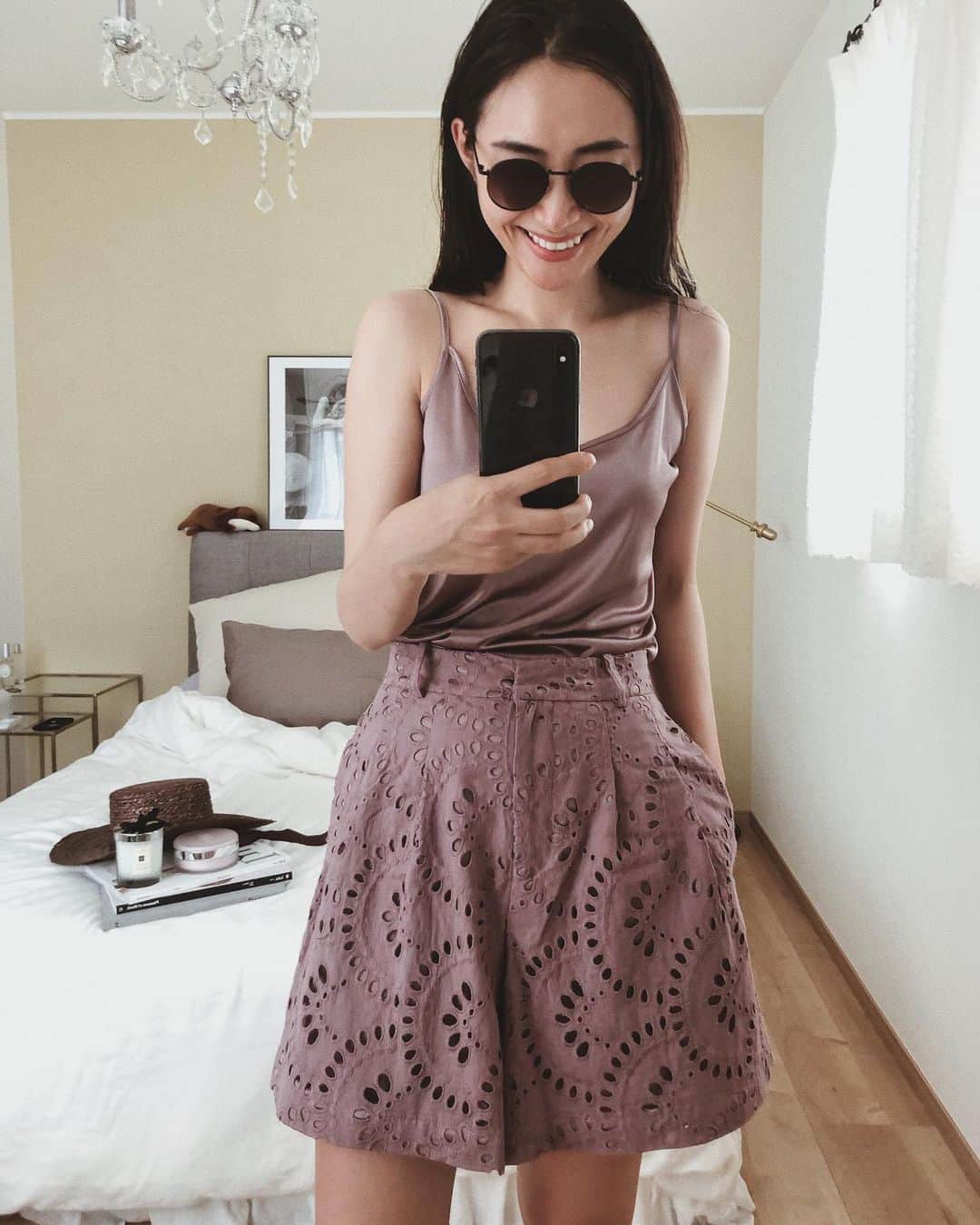 柳橋唯さんのインスタグラム写真 - (柳橋唯Instagram)「outfit ・ ・ 皆さま素敵なサマーをお過ごしですか。 私はあいも変わらず引きこもりなうです。 引きこもりの時は楽なセットアップさんが至高です。 いや、これは別に部屋着じゃないんですけどね。 普通にお出かけ着なんですけどね。 でも家にいる時にも楽なんで着ちゃってますよ。 ほら、宅配便が1日に3回くらい来るしね。 (たぶん私だけ) このままGEOにも行けるしね。 涼しいしね。 まぁとりあえず 「寝室でサングラスかけて、鏡に向かって笑っているのは何でですか？ちょっと不気味ですよ。」 ってコメントが来るに1ペソ。 #あいぽんケースはあまりにも汚いため外しました #後ろに映り込むうーたん ※寝室のことについてはブログでご紹介しています。ブログは「柳橋唯 ブログ」でご検索くださいまし。 ・ ・ トップス、パンツ:#cielair @cielair  サングラス:#komono @komono ・ ・ #セットアップ#キャミソール#コーデ#シンプルコーデ#ワントーンコーデ#fashion#lip#coordinate #outfit #ootd #今日のコーデ#コーデ#ママコーデ #プチプラ #プチプラコーデ#大人女子#love#シンプル#シンプルコーデ#キレイめカジュアル#ハーフパンツ#リラックスコーデ#selfie#サングラス#ショートパンツ#myroom#柳橋唯はうす#ルームウェア」8月14日 15時05分 - yui.yanagihashi