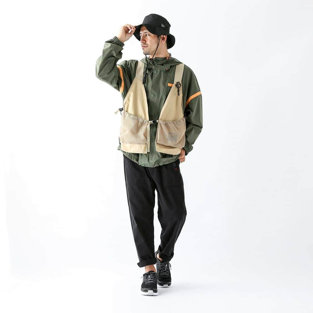 SUNDAY MOUNTAINさんのインスタグラム写真 - (SUNDAY MOUNTAINInstagram)「【COMFY OUTDOOR GARMENT2019秋冬新作！ベンタイルとメッシュポケットが今の気分にぴったりな本格派ベスト】 dual purpose vest / #comfyoutdoorgarment color / beige, black size / M 身長 / 174cm 普段着用サイズ / M �コットンを高密度に織り上げた耐水生地”ベンタイル”を採用したビッグポケットベスト。大きな3つのポケットが配されており、特にバックのゲームポケットにはヘルメットのような大きなものまで収納でき、バッグレスで過ごすことができます。フロントポケットにはインナーポケットがあり、携帯やタバコなどを他のものと分けて収納することも◎左肩部分にはカラビナが付属しており、コーディネートのアウトドアムードを盛り上げてくれます。シンプルなデザインながら素材使いで個性的に仕上がった高機能の本格派ベストです。 【shop】  オンラインストア #sundaymountain でご注文いただけます。 公式ページ、楽天市場、Yahoo、Wowmaにて販売中。 ・平日14:30までのご注文で翌日配達  #アウトドアミックス #コーデ #19春夏 #おしゃれキャンプ #サンデーマウンテン #アウトドアショップ #アウトドアファッション #outdoorfashion #アウトドアコーデ #アウトドアスタイル #アウトドアブランド #おしゃれコーデ #アウトドアデイ #アウトドア好き #ストリート系ファッション #コンフィアウトドアガーメント #CMF #ストリート #おしゃれアウトドア #アウトドアベスト #キャンプベスト #ベスト」8月14日 15時06分 - sundaymountain