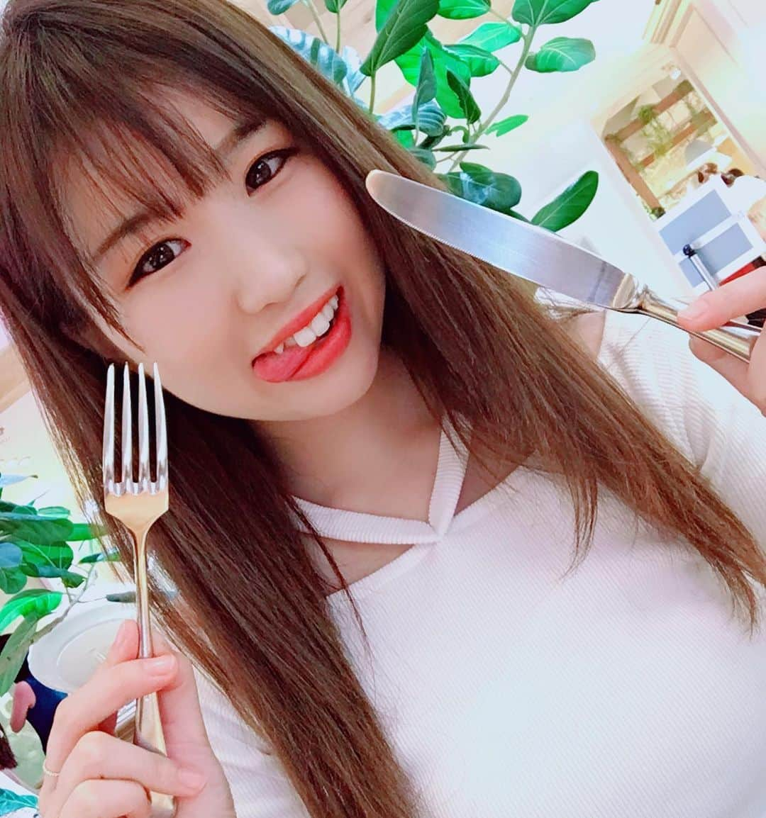 鈴木美南海さんのインスタグラム写真 - (鈴木美南海Instagram)「んぁ〜っ！！！！ 食べるのってしあわせ😋💕 ここ最近夏バテで中々たくさん食べられなかった😣 夏バテも通り越したみたいで今じゃ素晴らしいくらい食べてる🤣 その分運動も欠かせなくなるなぁ🤭 あ💡ボウリングに行きたい🙋‍♀️笑 ． #鈴木美南海 #女優 #女優の卵 #役者 #役者志望 #22歳 #23歳 #芸能事務所 #newgatetokyo #所属 #東京 #渋谷 #新宿 #山形 #おしゃれ #お洒落さんと繋がりたい #お洒落好き #食べる女 #食べるの好きな人と繋がりたい #もぐもぐ」8月14日 15時08分 - u_minami_official