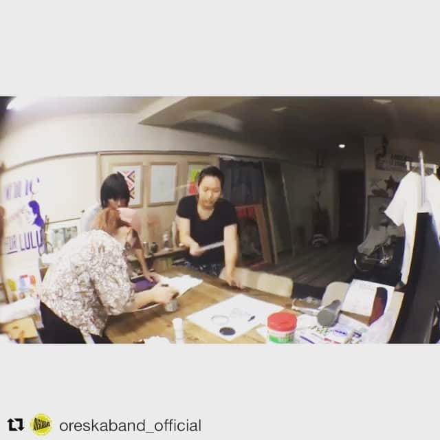 HAYAMIのインスタグラム：「ORESKA MADE THE SPECIAL T-SHIRTS FOR #ステ愛 !! @stayiriegorudy  #Repost @oreskaband_official with @get_repost ・・・ ① 10/27(sun) ORESKABAND presents ”Stay Irie, Go Rudy 2019” @代官山UNIT  に向けて、Tシャツ付きチケットの為のオリジナルTシャツをメンバーで手刷り中💪✨ 数量に限りがあるので、メンバー手刷りのSIGR2019オリジナルTシャツが欲しい方は是非公式サイトからチェックです👇 oreskaband.com/live/」