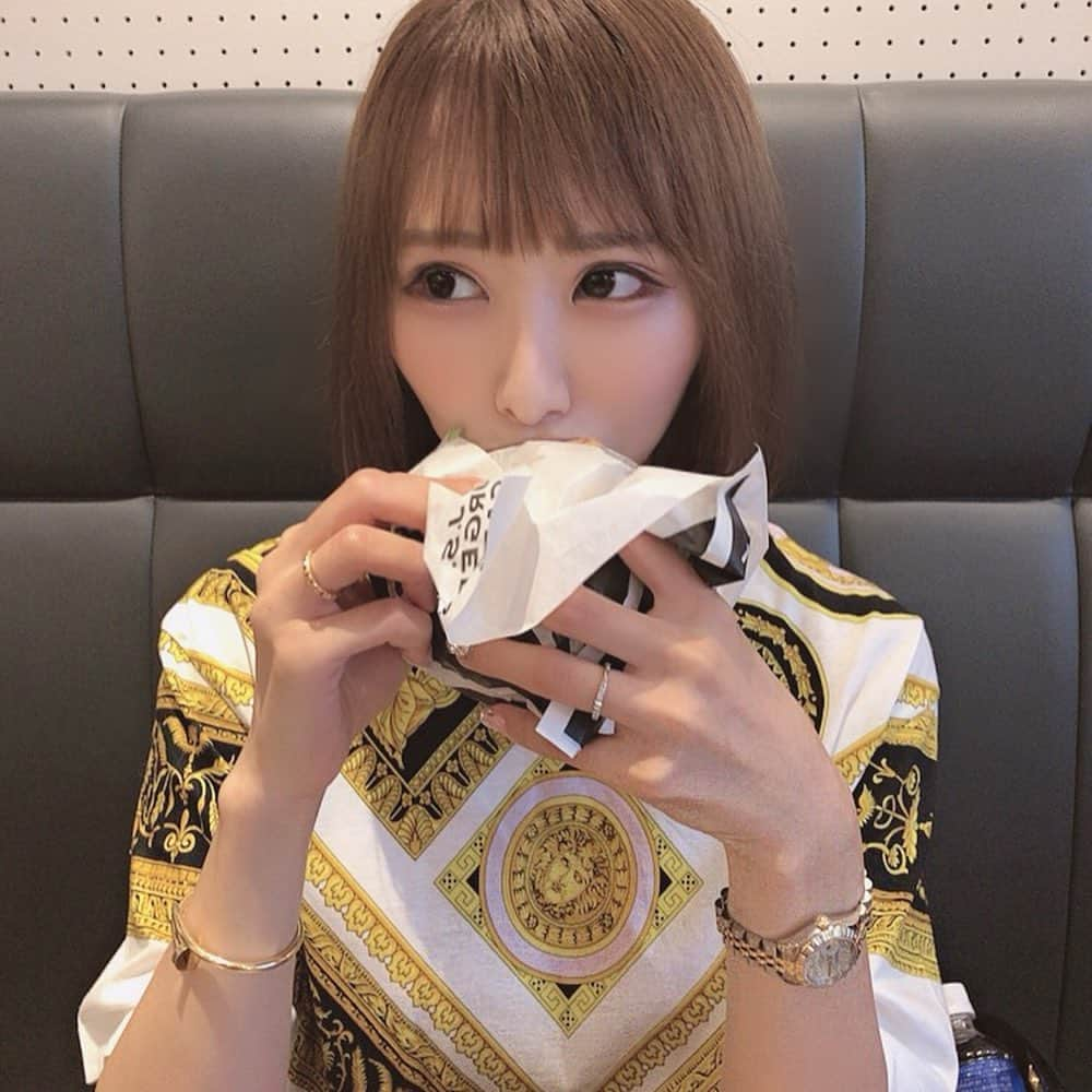 一ノ瀬恋さんのインスタグラム写真 - (一ノ瀬恋Instagram)「Hamber🍔 好きな食べ物ランキング上位💗 雨降って髪の毛パサパサなのは失礼🕺🏼💦 美味しかったなあー❤️ . #渋谷#ハンバーガー#ポテト#オニオンリング#姉妹デート#女子会#ランチ」8月14日 15時25分 - mayu19900323