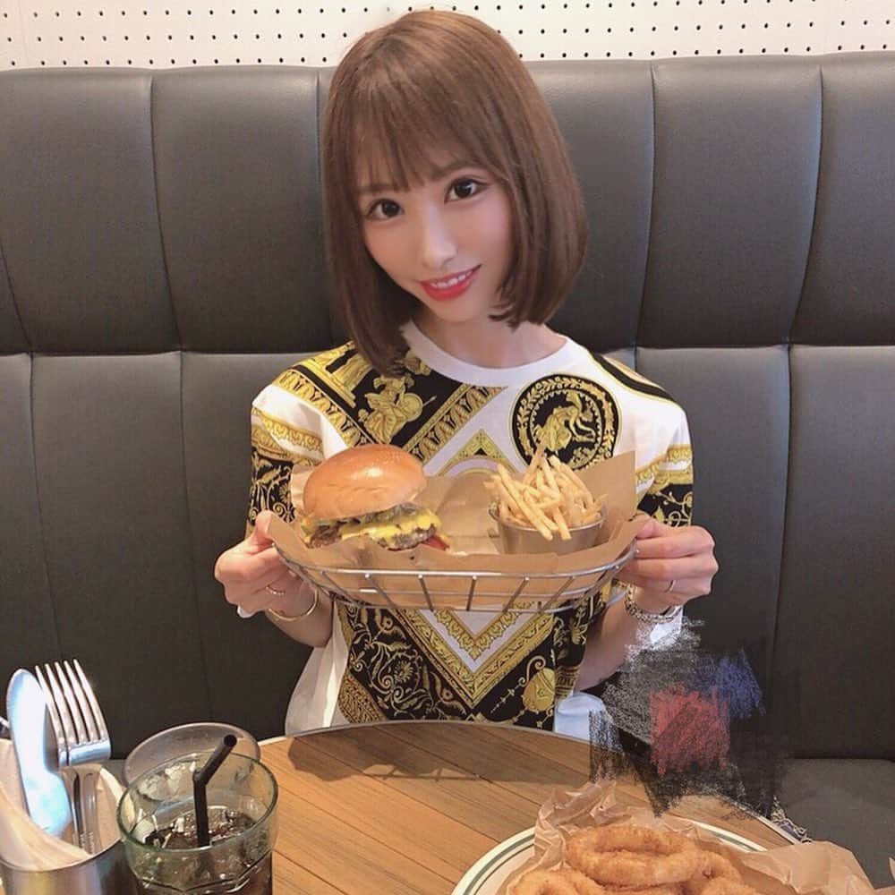 一ノ瀬恋さんのインスタグラム写真 - (一ノ瀬恋Instagram)「Hamber🍔 好きな食べ物ランキング上位💗 雨降って髪の毛パサパサなのは失礼🕺🏼💦 美味しかったなあー❤️ . #渋谷#ハンバーガー#ポテト#オニオンリング#姉妹デート#女子会#ランチ」8月14日 15時25分 - mayu19900323