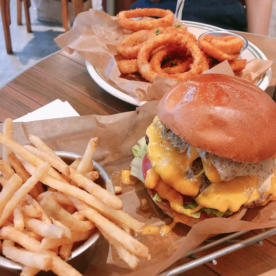 一ノ瀬恋さんのインスタグラム写真 - (一ノ瀬恋Instagram)「Hamber🍔 好きな食べ物ランキング上位💗 雨降って髪の毛パサパサなのは失礼🕺🏼💦 美味しかったなあー❤️ . #渋谷#ハンバーガー#ポテト#オニオンリング#姉妹デート#女子会#ランチ」8月14日 15時25分 - mayu19900323