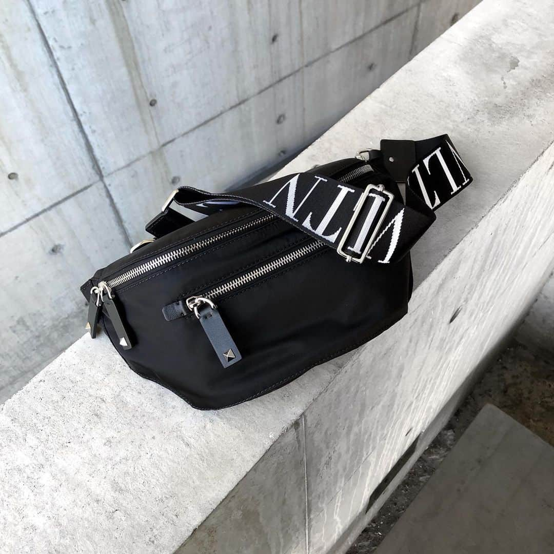 AYINさんのインスタグラム写真 - (AYINInstagram)「・ ・ ・ New arrival✔️ @maisonvalentino・ ・ ・ ・ available at store✔️ ・ ・ ・ #valentino #undercover #aw19 #bag #AYIN」8月14日 15時26分 - ayin_japan