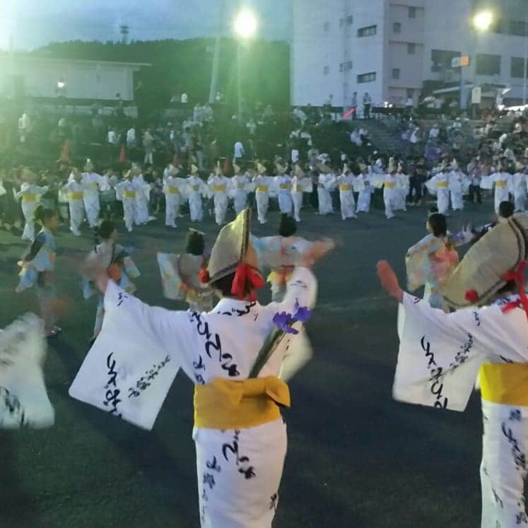 あべこさんのインスタグラム写真 - (あべこInstagram)「日曜日はシオナーズのミュージカル終演後、猛烈ダッシュで玖珠へ💨💨💨 夜は玖珠夏祭りで玖珠のミュージカルの子供達が山路躍り&ミュージカルショーに出演する為大急ぎで移動、ギリギリ間に合いました💦  大分県の選択無形民俗文化財の「山路躍り」  今年の春に山路躍り保存会の佐藤会長から躍り手が減少していることを聞いた時に私に何か力になれることがあるなら・・・と、思いミュージカルのレッスンに加え山路躍りの練習にも取り組んで来ましたが、みんなとても頑張りました‼  御父兄の皆様、メルサンホールの皆様、そして見に来て下さったお客様も凄く喜んで下さりました🙇✨ これを機会に山路躍りにチャレンジする人が増えたらいいなぁ・・・と、思います✨  山路保存会の皆様、大変お世話になりました💕  #玖珠町 #山路躍り #大分県選択無形民俗文化財  #童話の里くすファンタジーミュージカルスタジオ」8月14日 15時34分 - abekopan