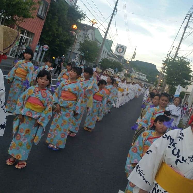 あべこさんのインスタグラム写真 - (あべこInstagram)「日曜日はシオナーズのミュージカル終演後、猛烈ダッシュで玖珠へ💨💨💨 夜は玖珠夏祭りで玖珠のミュージカルの子供達が山路躍り&ミュージカルショーに出演する為大急ぎで移動、ギリギリ間に合いました💦  大分県の選択無形民俗文化財の「山路躍り」  今年の春に山路躍り保存会の佐藤会長から躍り手が減少していることを聞いた時に私に何か力になれることがあるなら・・・と、思いミュージカルのレッスンに加え山路躍りの練習にも取り組んで来ましたが、みんなとても頑張りました‼  御父兄の皆様、メルサンホールの皆様、そして見に来て下さったお客様も凄く喜んで下さりました🙇✨ これを機会に山路躍りにチャレンジする人が増えたらいいなぁ・・・と、思います✨  山路保存会の皆様、大変お世話になりました💕  #玖珠町 #山路躍り #大分県選択無形民俗文化財  #童話の里くすファンタジーミュージカルスタジオ」8月14日 15時34分 - abekopan