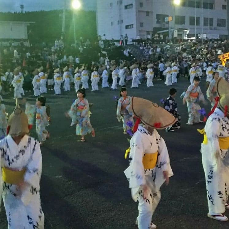 あべこさんのインスタグラム写真 - (あべこInstagram)「日曜日はシオナーズのミュージカル終演後、猛烈ダッシュで玖珠へ💨💨💨 夜は玖珠夏祭りで玖珠のミュージカルの子供達が山路躍り&ミュージカルショーに出演する為大急ぎで移動、ギリギリ間に合いました💦  大分県の選択無形民俗文化財の「山路躍り」  今年の春に山路躍り保存会の佐藤会長から躍り手が減少していることを聞いた時に私に何か力になれることがあるなら・・・と、思いミュージカルのレッスンに加え山路躍りの練習にも取り組んで来ましたが、みんなとても頑張りました‼  御父兄の皆様、メルサンホールの皆様、そして見に来て下さったお客様も凄く喜んで下さりました🙇✨ これを機会に山路躍りにチャレンジする人が増えたらいいなぁ・・・と、思います✨  山路保存会の皆様、大変お世話になりました💕  #玖珠町 #山路躍り #大分県選択無形民俗文化財  #童話の里くすファンタジーミュージカルスタジオ」8月14日 15時34分 - abekopan