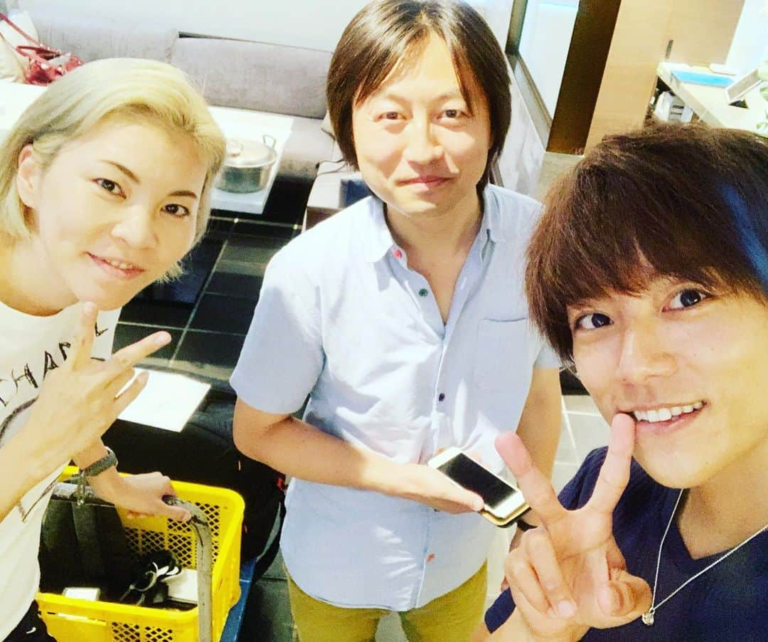 杉浦太陽さんのインスタグラム写真 - (杉浦太陽Instagram)「チーム太陽！ 今日も出動しております！  マネージャーのジョー君、 スタイリストのジュンジュン、  今日はいないけど、 メイクのエミエミ(^^) で、チーム太陽☀️ 現場頑張っていこう！！ 今日はレギュラー番組の、 BS日テレ「旬感レシピ」の収録です^ - ^  @ #チーム太陽 #今日も出動 #いつメン #頑張っていこう #BS日テレ #旬感レシピ」8月14日 15時28分 - sugiurataiyou_official