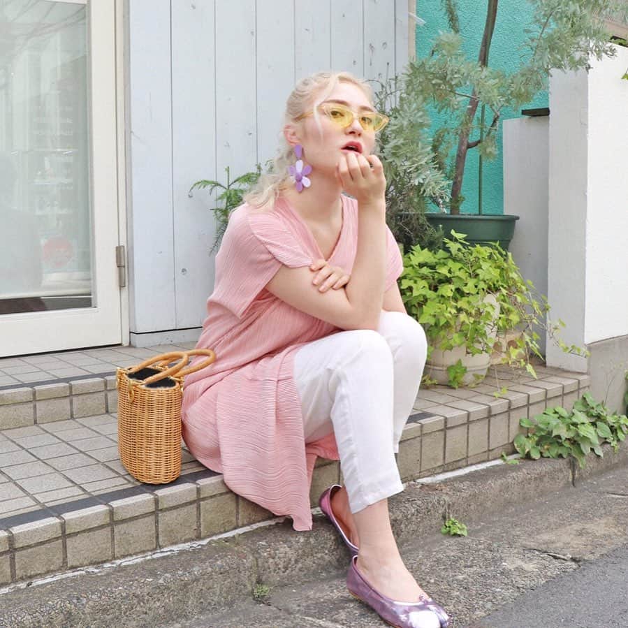 のインスタグラム：「🌈QOO APPAREL🌈 【VネックワンピースPNK/BLU】 9,800円(税込価格) . お問い合わせはDMまたはLINE@へ❤️ . . ❤︎Vintage Qoo Tokyo OMOTESANDO❤︎ Address : Cinnamon Oak 1F 4-11-15 Jingu-mae Shibuya TOKYO JAPAN 150-0001 Business hour : 12:00〜19:00 . ❤︎Vintage Qoo Tokyo Laforet❤︎ Address : Laforet B0.5F 1-11-6 Jingu-mae Shibuya TOKYO JAPAN 150-0001 Business hour : 11:00〜21:00 . #qootokyo #新qoo」