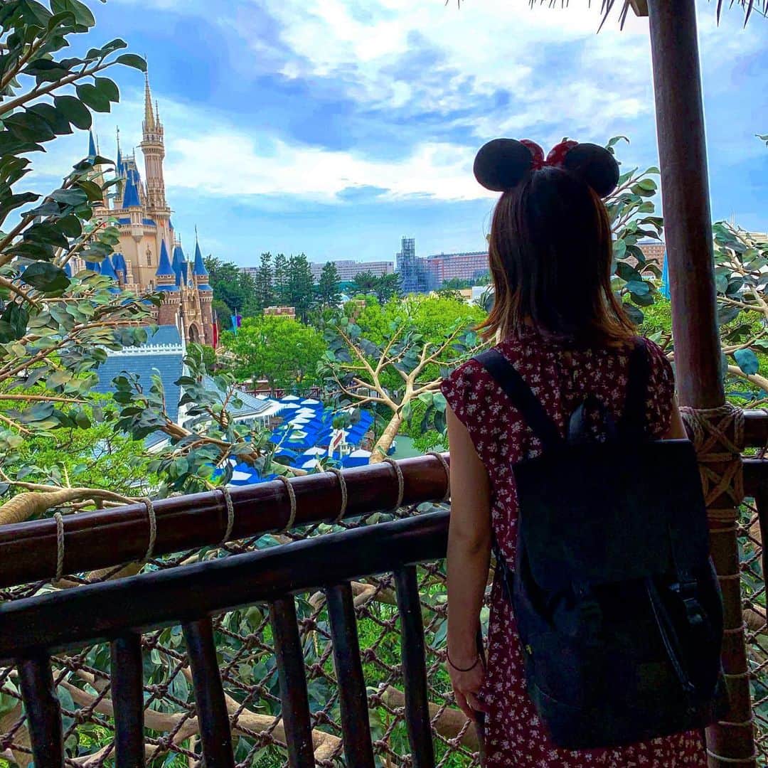 クレヨンだいちゃんのインスタグラム：「🐭🐭🐭 ㅤㅤㅤㅤㅤㅤㅤㅤㅤㅤㅤㅤㅤ 誕生日にディズニー 連れてってもらいました！ ㅤㅤㅤㅤㅤㅤㅤㅤㅤㅤㅤㅤㅤ 一回行ったとこ好きちゃうって 自分が言うたら あんたは私が行きたいところに 行きたいから あってるよって言われた。笑 ㅤㅤㅤㅤㅤㅤㅤㅤㅤㅤㅤㅤㅤ ㅤㅤㅤㅤㅤㅤㅤㅤㅤㅤㅤㅤㅤ 予約取りにくい飯食いながら ショー見れるとこの予約も 頑張ってしてくれたのに まさかのショー中止。笑 ㅤㅤㅤㅤㅤㅤㅤㅤㅤㅤㅤㅤㅤ けどミッキーとかがみんなの席に まわって写真撮ってくれる メニューにないサービスで 満足してた。笑 ㅤㅤㅤㅤㅤㅤㅤㅤㅤㅤㅤㅤㅤ ㅤㅤㅤㅤㅤㅤㅤㅤㅤㅤㅤㅤㅤ  #ジャイアン系嫁 #サプライズ失敗記録更新中 #この写真は初めてのとこやから満足 ㅤㅤㅤㅤㅤㅤㅤㅤㅤㅤㅤㅤㅤ ㅤㅤㅤㅤㅤㅤㅤㅤㅤㅤㅤㅤㅤ #誕生日 #ディズニーランド  #嫁スタグラム #嫁グラフィー ㅤㅤㅤㅤㅤㅤㅤㅤㅤㅤㅤㅤㅤ」