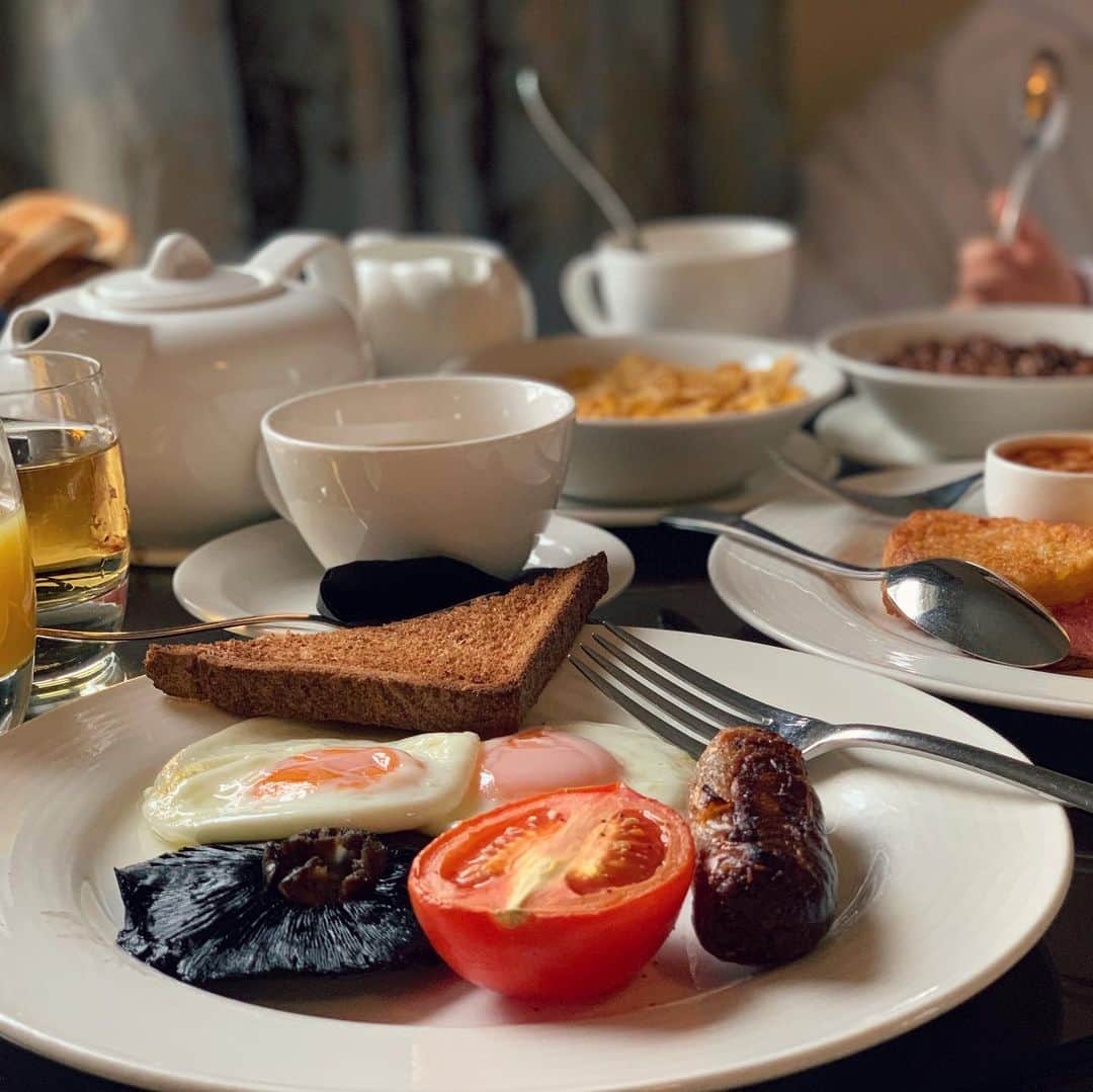 MEGのインスタグラム：「Fried Egg派 🍳。 娘は何よりBaked beans好き。#fullenglishbreakfast #onenightstay」