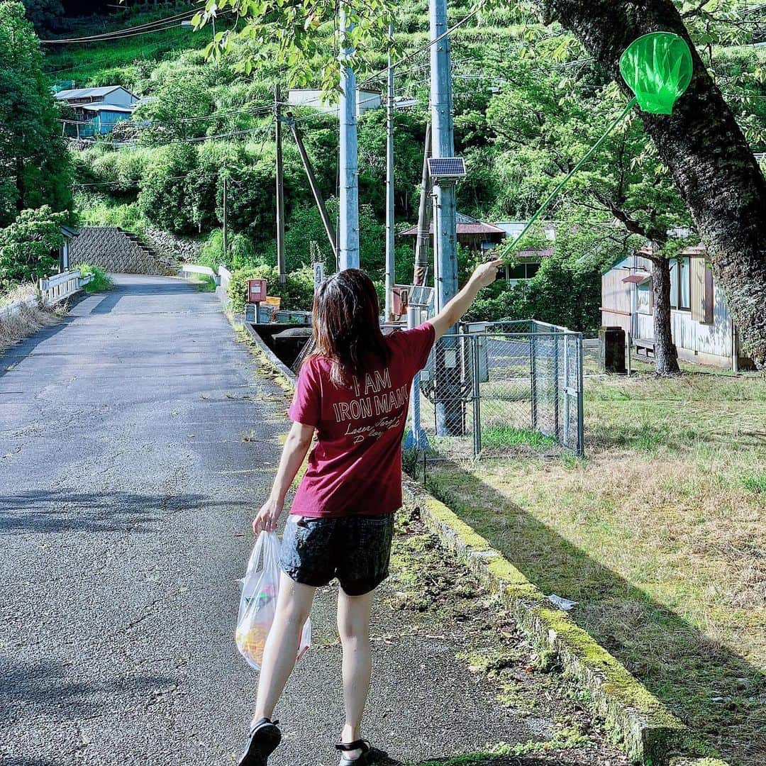 クレヨンだいちゃんのインスタグラム：「🐟🐟🐟 ㅤㅤㅤㅤㅤㅤㅤㅤㅤㅤㅤㅤㅤ 川でハゼいっぱい つかまえたー！  #この写真は夏休みっぽいらしい #セミおらんのにつかまえてるフリ #ヤラセをさせる嫁さん ㅤㅤㅤㅤㅤㅤㅤㅤㅤㅤㅤㅤㅤ ㅤㅤㅤㅤㅤㅤㅤㅤㅤㅤㅤㅤㅤ #夏休み #田舎 #嫁スタグラム  #ヤラセスタグラム  ㅤㅤㅤㅤㅤㅤㅤㅤㅤㅤㅤㅤㅤ  ㅤㅤㅤㅤㅤㅤㅤㅤㅤㅤㅤㅤㅤ」