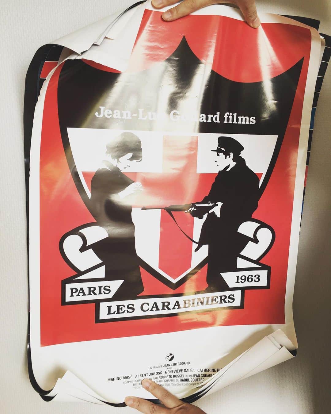 猫沢エミさんのインスタグラム写真 - (猫沢エミInstagram)「ゴダールの 《Les Carabiniers -レ・キャラビニエ / カービン銃兵たち》のポスター出てきた👀❣️ 他にも90年代にリバイバル上映されたヨーロッパの名画ポスターが続々と。  目まぐるしく変わるお天気をよそに、ヤンチャクチャボーズ断捨離か。  #猫沢映画館」8月14日 15時46分 - necozawaemi