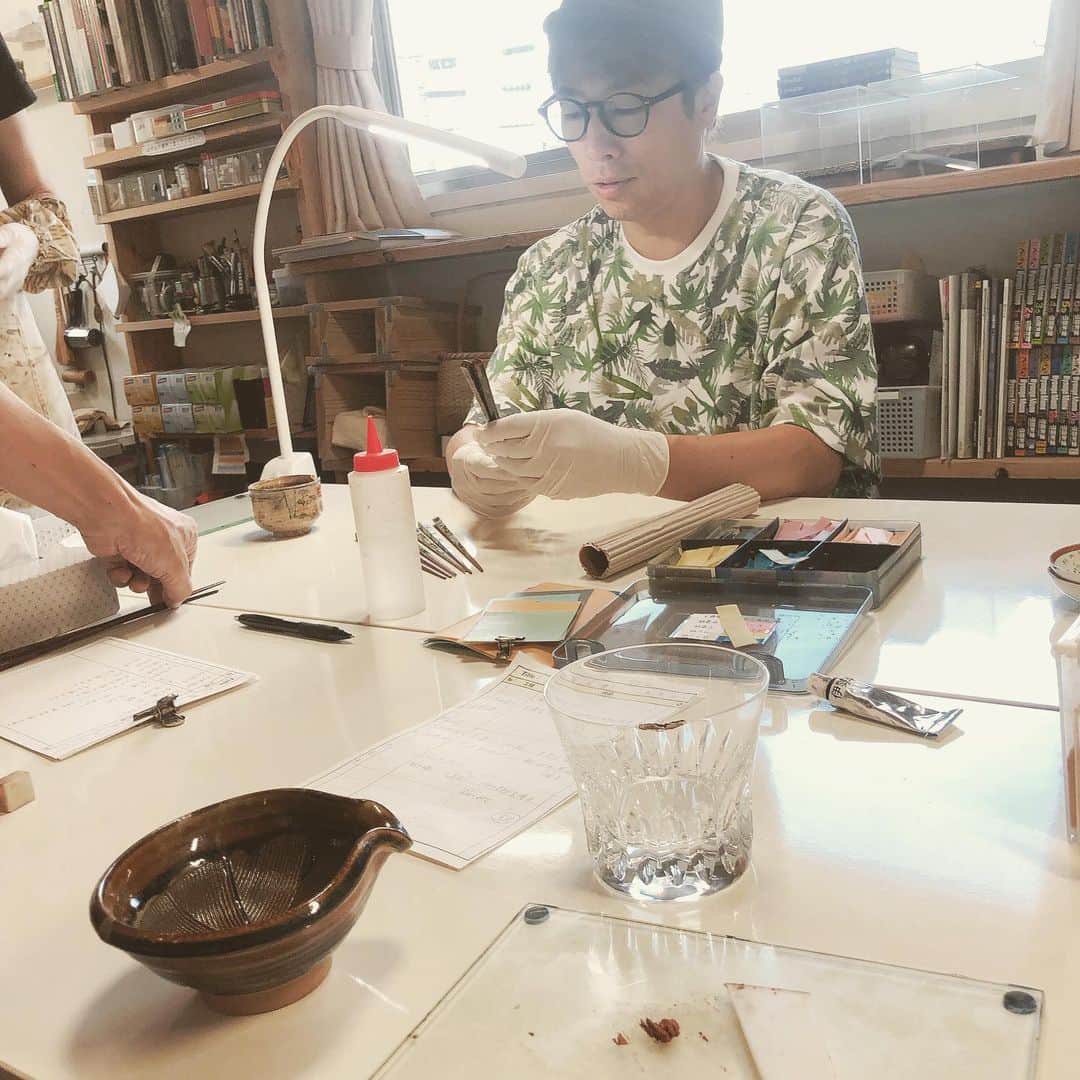 田村淳さんのインスタグラム写真 - (田村淳Instagram)「福岡に月に2回ほど番組のロケで行くのですが…その空き時間に金継ぎ教室に通ってます。もう一年になるかなぁ…今は器を修復しつつ、箸に漆を塗って加工する事にチャレンジしています。漆の力はすごいです^_^  #金継ぎ #漆 #習い事」8月14日 15時47分 - atsushilb