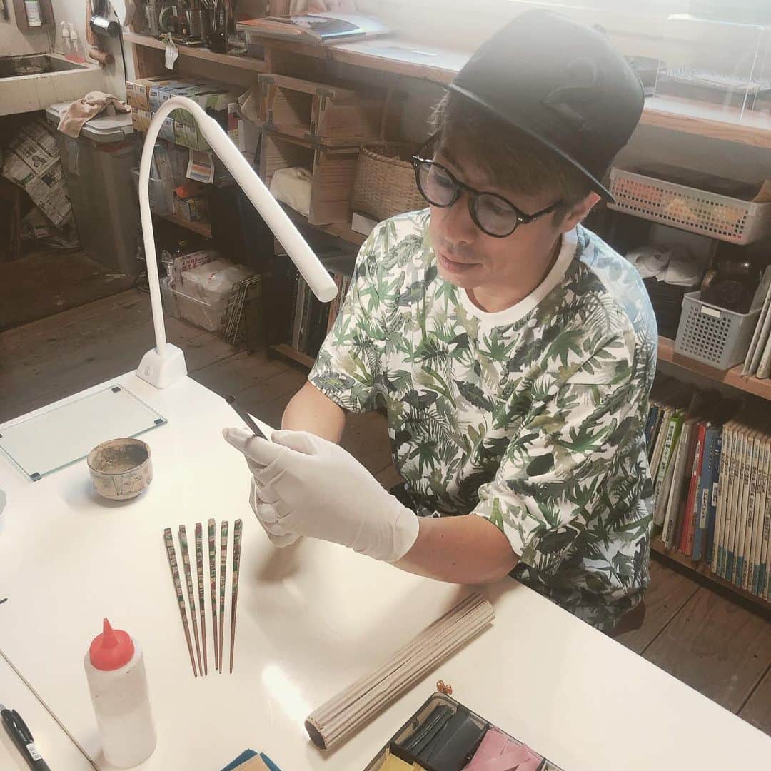 田村淳のインスタグラム：「福岡に月に2回ほど番組のロケで行くのですが…その空き時間に金継ぎ教室に通ってます。もう一年になるかなぁ…今は器を修復しつつ、箸に漆を塗って加工する事にチャレンジしています。漆の力はすごいです^_^  #金継ぎ #漆 #習い事」