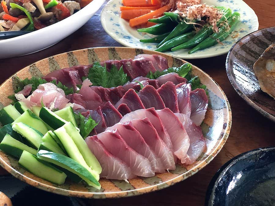 宇藤えみさんのインスタグラム写真 - (宇藤えみInstagram)「実家の食卓。 新鮮で美味しい魚がでてくる。 有難いです。 息子は初めてお刺身を食べました！ 魚の美味を知りさらに好きになったようです^_^ #食卓#暮らし#豊かな食卓」8月14日 15時56分 - emiuto