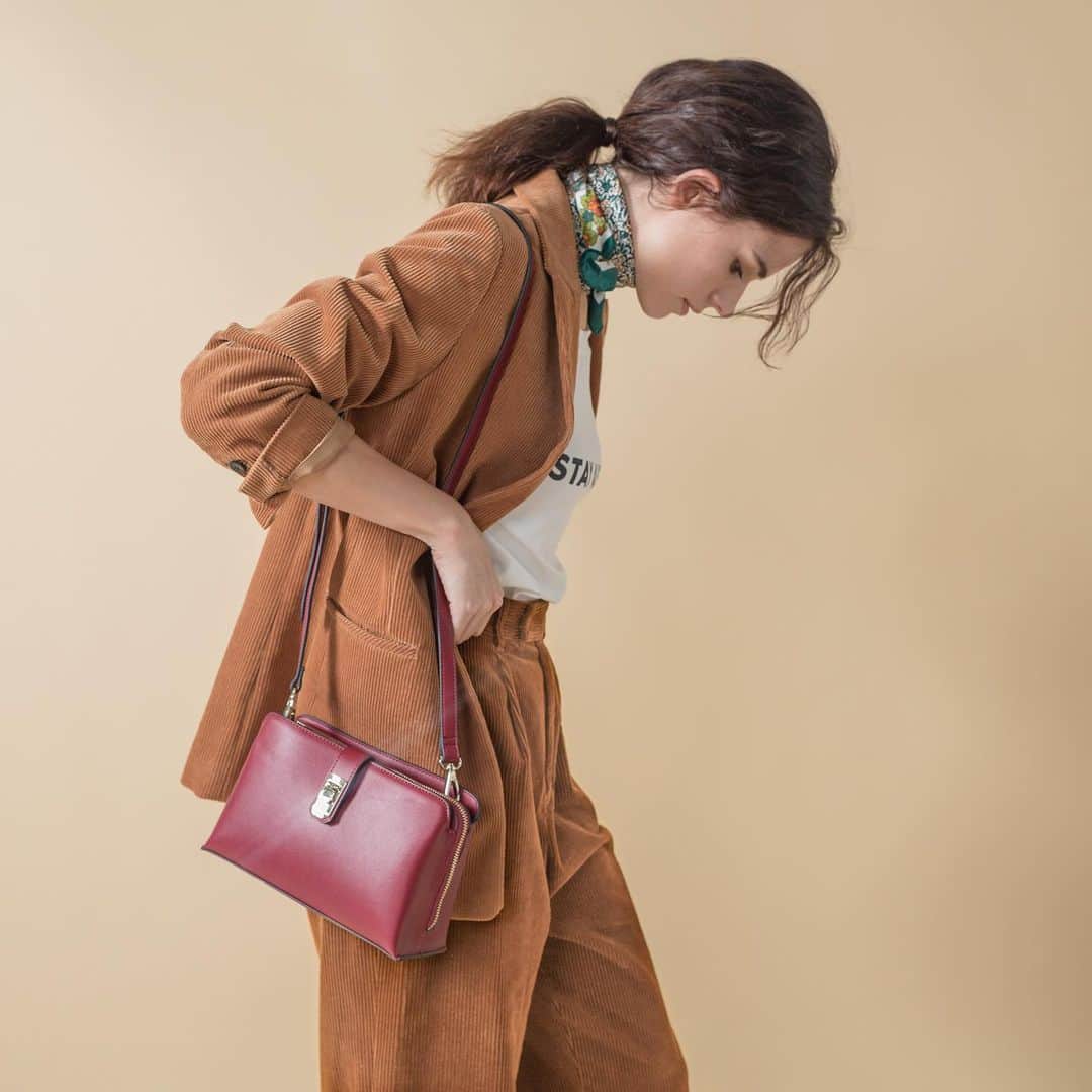 SMIRNASLI_officialのインスタグラム：「Daily Wallet Shoulder . バッグの真ん中が お財布になっている 便利なウォレットショルダーの 新作が入荷❤︎ . color Black/Red/Yellow/Green . #SMIRNASLI #サミールナスリ #newarrivals #wallet #Bag」
