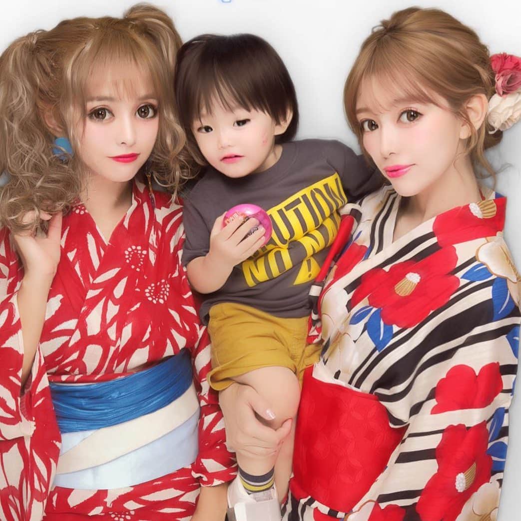 のインスタグラム：「久々のプリクラは浴衣👘 . アイトの顔がうるうるして女の子みたいになっとる。リップのキスマーク付いちゃった💋 . 夏はたくさん一緒にお出かけできるとこがあって楽しいね❤︎来年の夏は当たり前だけど3歳の夏なのでまたできることが大分増えるし今から来年も楽しみダァ👦🏻👦🏻笑 . . . #親子#男の子#2歳児 #男の子ママ #さやまや」