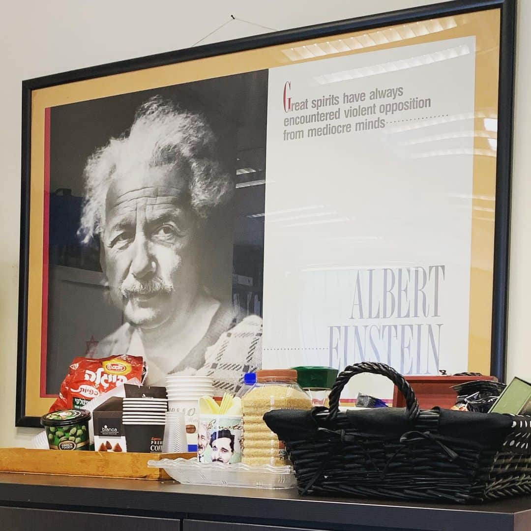 アルベルト・アインシュタインさんのインスタグラム写真 - (アルベルト・アインシュタインInstagram)「This wall art at the Albert Einstein Archives is like the Mona Lisa. His eyes follow you around the room. 👀」8月14日 16時03分 - alberteinstein