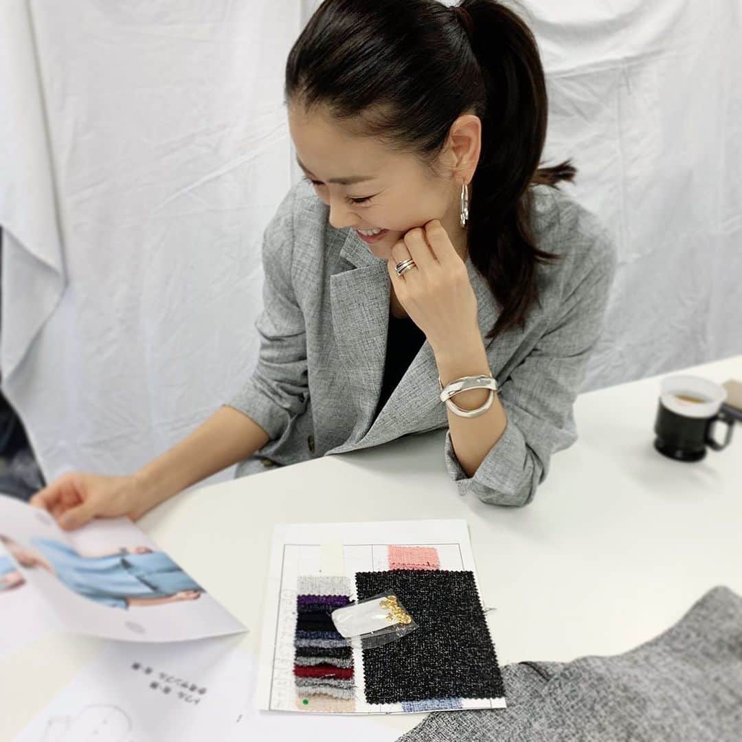 葛岡碧さんのインスタグラム写真 - (葛岡碧Instagram)「コラボ服の打ち合わせ📝 ・ @tonal_official さんと一緒にコラボ服を製作しています👚 お仕事にも普段にも着れるような、 セットアップです♪ お楽しみに☺️」8月14日 16時17分 - midori_kuzuoka