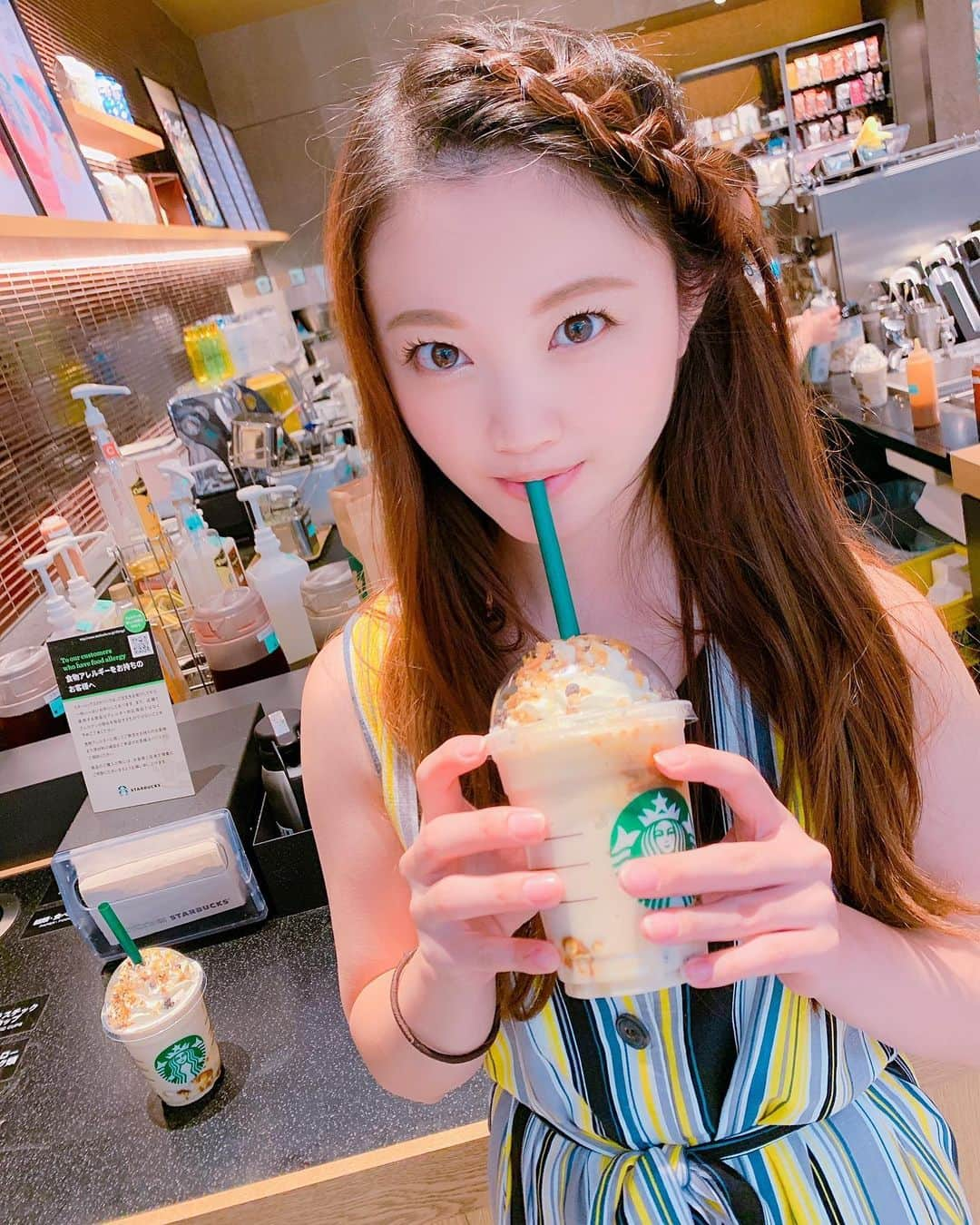 平林あずみのインスタグラム：「❤︎ スタバの新しく出たの飲んだ💓 キャラメルスモアフラペチーノ✨ めっちゃすきーー♥️ * #スタバ #スタバ新作 #starbucks #キャラメルスモアフラペチーノ #美味しい #好きな味 #前髪編み込み #デコだしヘア」