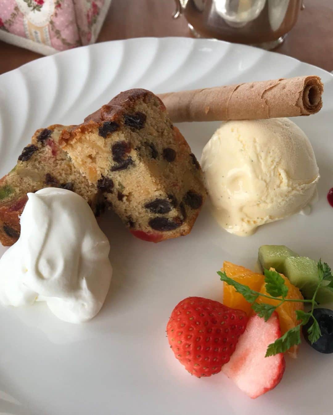 はなさんのインスタグラム写真 - (はなInstagram)「フルーツサンドからゴロッと巨大なメロンがお皿にこぼれ落ちる数秒前。こんなにゴージャスな果実サンド初めて！一皿で生クリームとカスタードクリームの２種類たのしめちゃいます。川奈ホテルのフルーツケーキもveryおすすめですyo(๑˃̵ᴗ˂̵) #フルーツサンド #川奈ホテル #サンパーラー #お盆 #お墓参り」8月14日 16時18分 - hanalovestaco