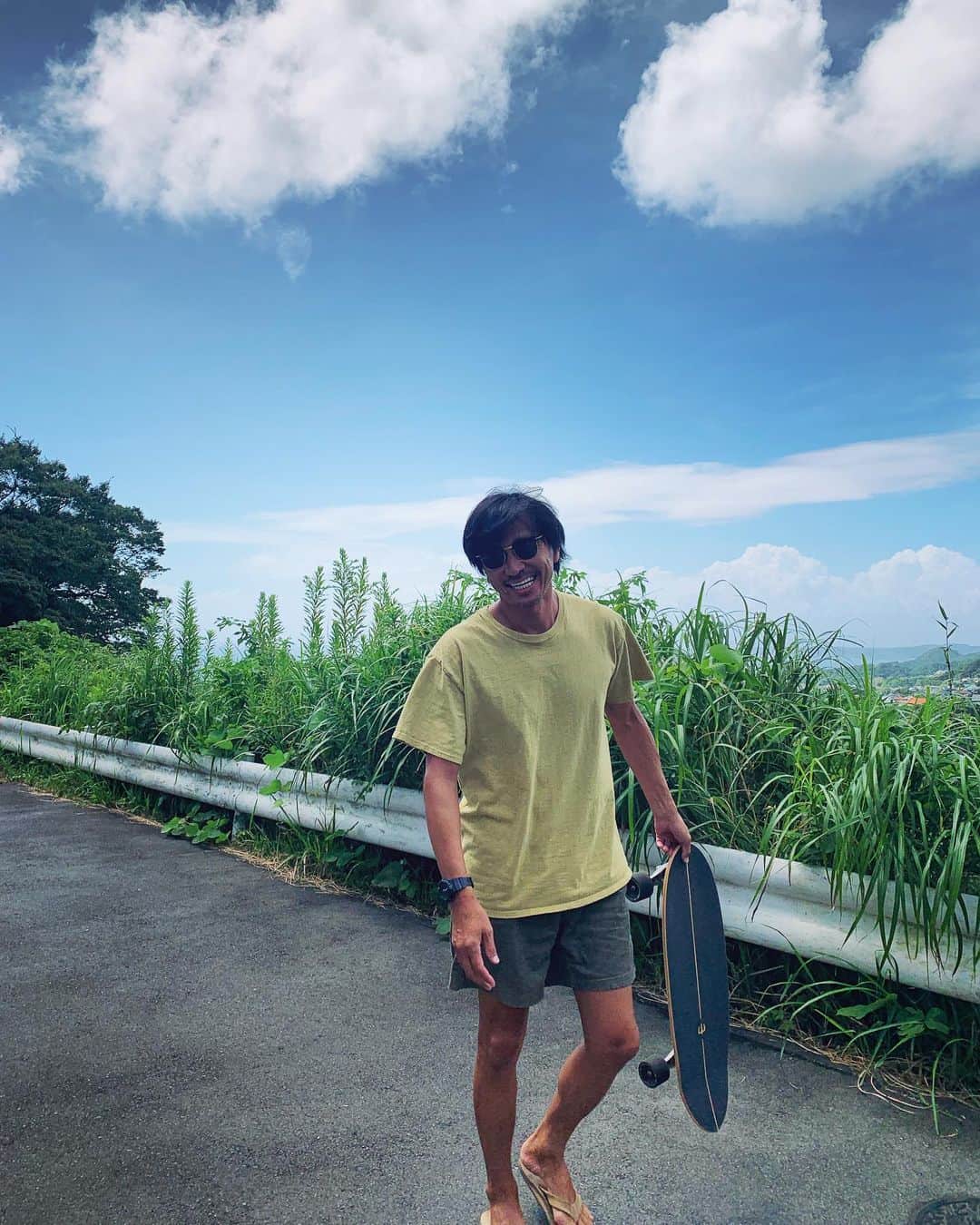 風間ゆみえのインスタグラム：「夫、毎日カバトレ。 @akitkhm @carverskate  って、言ったらカーバートレーニングだと正された🏄‍♂️ ✨  失礼いたしました…。 8月14日お盆休み. . 日焼けしないように4時起きだと意気込んで、今朝はサーフィンについて行こうと思ったけど、目覚めたら9時30分で、夫の姿はなかった👻  おやすみだからいいか…☺️🐶」