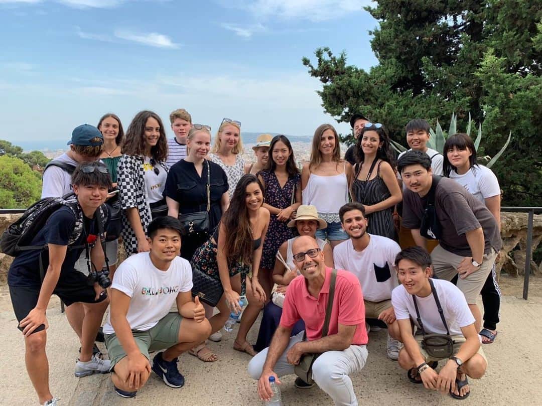 Alb Barcelona Football Academyのインスタグラム：「【語学学校アクティビティ👟🇪🇸】 8月からスタートした第8期生。 プログラムの1つでもある、現地語学学校でのスペイン語学習✒️ しかし、ただ単にスペイン語を勉強するだけではありません🙅‍♂️ クラスメイト達とバルセロナの街を散策！ 国際合流をしながら留学している土地をより深く理解します🌍 バルセロナ最高👏  #アルビレックス新潟 #バルセロナ #albirex  #barcelona #スポーツビジネス #海外 #留学 #サッカー業界 #就職 #サッカー」