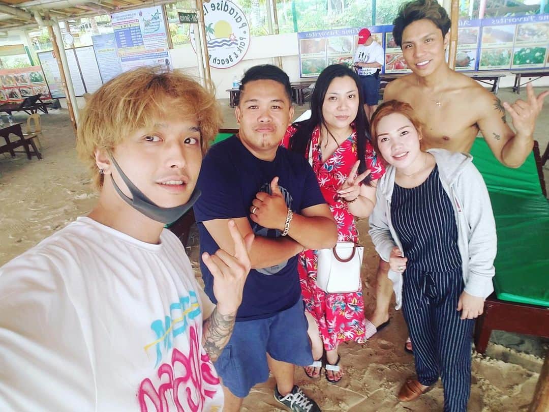 のインスタグラム：「フィリピンの海にて リーポイ&ジェイポイ&えりポイ&親戚ファミリー  Paradise Island🏖 #philippines🇵🇭」