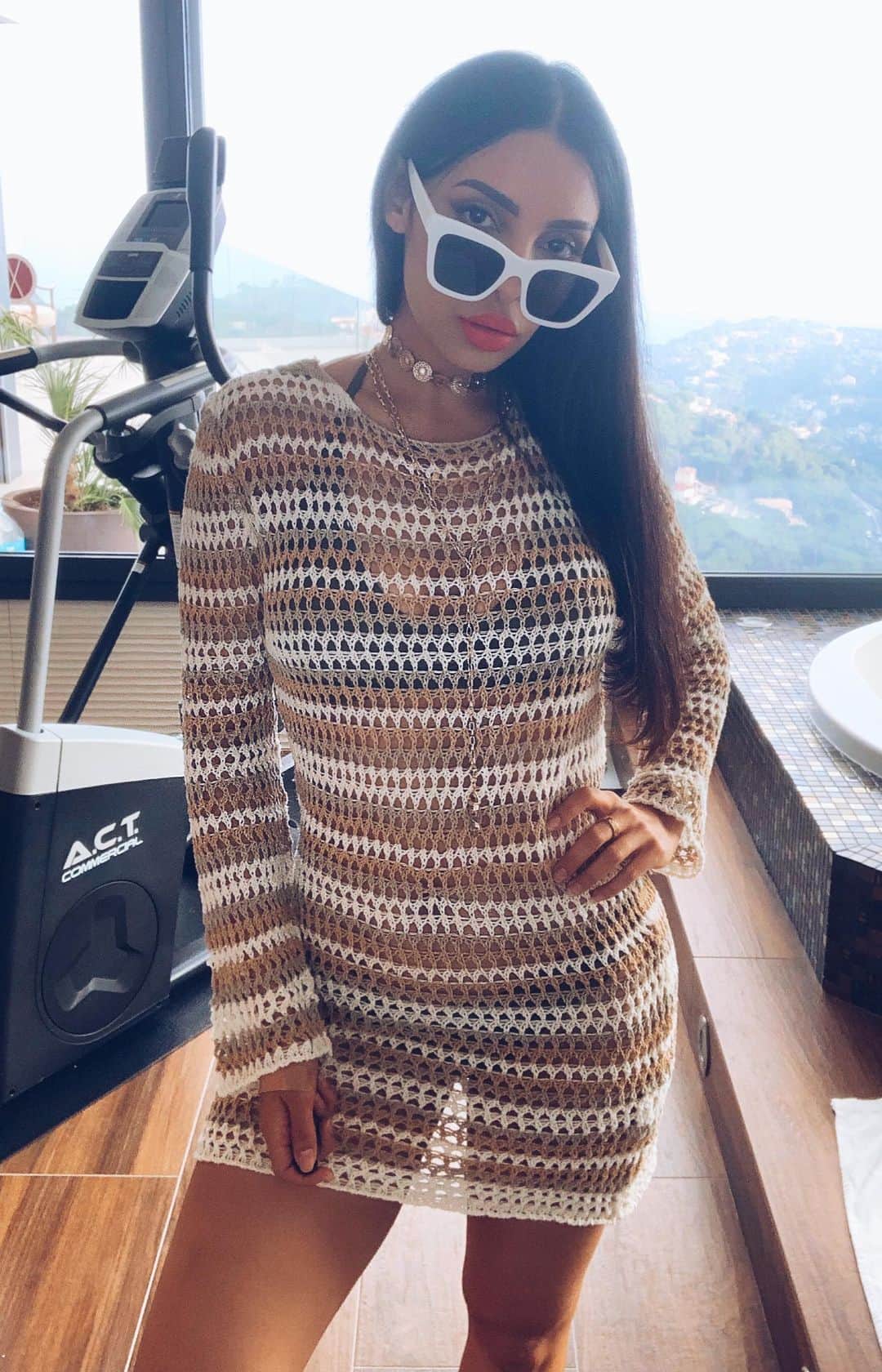 sananasのインスタグラム：「En vacances donc pas d’éclairage pro mais ça me manquait de filmer alors je vous ai préparé ce petit look assez simple mais efficace !😁Ok je tiens pas en place quand il y a de la musique 🎶 🤦🏻‍♀️ Qui est comme moi ? Details : -Robe @PrettyLittleThing http://bit.ly/2YPgMJy -Lunettes @Mango http://bit.ly/2N0TDwt -Bijoux (sauf celui avec deux plumes, il vient de chez Histoire d’or) http://bit.ly/2YJMzeV -Fond de teint @Diormakeup Backstage teinte 3WO  http://bit.ly/2yvD4k2 -Anti cernes @TarteCosmetics teinte light medium sand  http://bit.ly/2KDB1mL -Poudre libre @LauraMercier  http://bit.ly/33uKClc -Chocolate soleil @TooFaced  http://bit.ly/2YQ9HIL -Crayon sourcils @BenefitFrance teinte 6  http://bit.ly/2MTr9ou -Gel à sourcils clear @AnastasiaBeverlyHills http://bit.ly/2FLB1vU -Paint Pot soft ochre @Maccosmeticsfrance http://bit.ly/2N8g2b8 -Palette @Narsissist Ignited http://bit.ly/2YNO3F3 -Crayon yeux @CTilburyMakeup http://bit.ly/2MYKJQ2 -Mascara Climax @Narsissist http://bit.ly/2YKRoVd -Crayon gold @Nyxcosmetics_france  http://bit.ly/2MYL1GC -High definition blush @Nyxcosmetics_france Shimmery pink (gros coup de ❤️) http://bit.ly/2N3EudO -Highlighter @BenefitFrance dandelion http://bit.ly/2N2LxUj -Rouge à lèvres lip stain @SephoraFrance 09 💄 http://bit.ly/2YPfVbO」