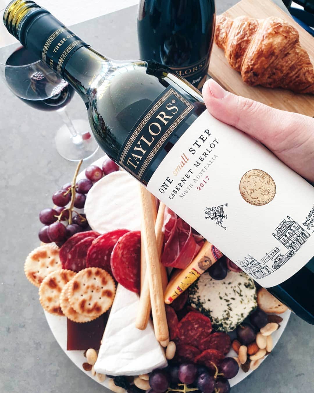 Erinaさんのインスタグラム写真 - (ErinaInstagram)「. . One Small Step & One Giant Leap wines from @taylorswines with some cheese 🧀. . . 🍷❤️」8月14日 16時37分 - eliseaki
