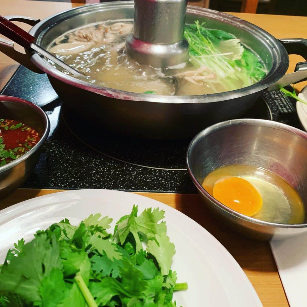宮崎謙介さんのインスタグラム写真 - (宮崎謙介Instagram)「大好きなタイスキ。お一人様でも食べられるのが嬉しい。美味しい。ヘルシー。辛いタレに生卵をいれるのがツウですよ。タイスキを置いている店ってあんまりないんですよね。  #タイスキ  #マンゴーツリーカフェ  #コカレストラン  #お一人様  #鍋  #タイ料理 #生卵」8月14日 16時49分 - miyazakikensuke1031