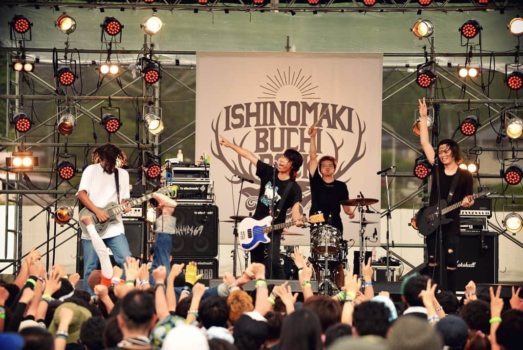 難波章浩さんのインスタグラム写真 - (難波章浩Instagram)「"ISHINOMAKI BUCHI ROCK" 良かったなー！！！ 素晴らしかったなー！！！ 主催の木村美輝さんや、"石巻へい輪プロジェクト"のしのぶちゃん、ユキちゃん、小渕浜の皆さん、石巻、東北の皆さん、幡ヶ谷再生大学やボランティア皆さん、ブチロック実行委員会の皆さんの、震災を乗り越えつつ、たくましく自分達の手で祭りを創りあげてる姿に本当に感動しました！！！！ NAMBA69 を呼んでくれてありがとうございました！  NAMBA69の時集まってくれた皆んなありがとう！！！ 自分にとっても、とても意味のある日になりました☆  皆さんまた会う日まで！！！☆ #NAMBA69 #ブチロック」8月14日 16時51分 - akihironamba