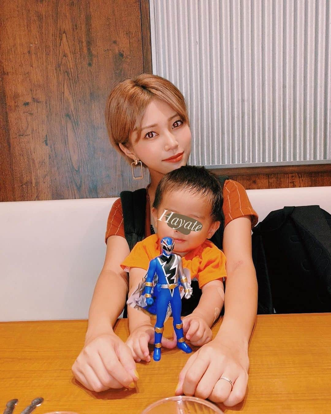 小池真友さんのインスタグラム写真 - (小池真友Instagram)「ブリーチして髪の毛明るくした🧡 2枚目の色が加工なしで実際の色に近いです🙏 よねさんいつもありがとうございます😭💓 @elyts_yone @hairsalon_elyts  簡単な説明でいつも思い通り以上にしてくれる…🔥🔥🔥 . . #ショート #ショートヘアー #ハンサムショート #男の子兄弟 #男の子ママ #1歳9ヶ月 #リュウソウブルー」8月14日 16時56分 - koikemayu_