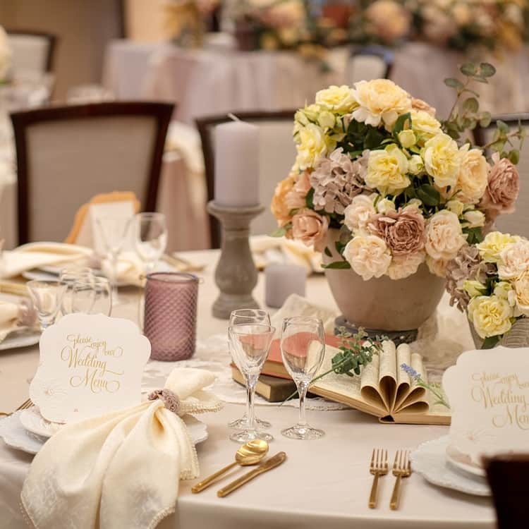 ホテルモントレウェディング【公式】 のインスタグラム：「♥ ￣￣￣￣￣￣￣￣￣￣ @montereyweddingをフォローして 『 #モントレ花嫁 』『 #ホテルモントレ』の タグをつけて投稿してくださいね＊*. ・ ホテルモントレ仙台 @hotelmontereysendai_wedding ・ お洒落なテーブルコーディネートで 大切なゲストへのおもてなし*★ こだわりの空間づくりを♡ ・ ——————————. ◆ブライダルフェア予約はこちらをcheck＊* http://bit.ly/2IdN6dk ◆ホテルモントレ仙台の公式HPはこちら* https://www.monterey-wedding.jp/sendai/ ——————————. ・ ◆ホテルモントレ公式HPはこちら* https://www.monterey-wedding.jp ・ #モントレ #モントレ花婿  #プレ花嫁 #卒花 #marry花嫁 #dressy花嫁 #farnyレポ #プラコレ ﻿#maricuru #dressy花嫁 #日本中のプレ花嫁さんと繋がりたい #ウエディングニュース #flower #ウェディングドレス #dress #結婚式 #披露宴 #結婚式場 #2019年秋婚 #2019年冬婚 #ホテルモントレ仙台 #モントレ仙台 #仙台 #お色直し #披露宴レポ #ウェディングパーティー #新郎新婦」