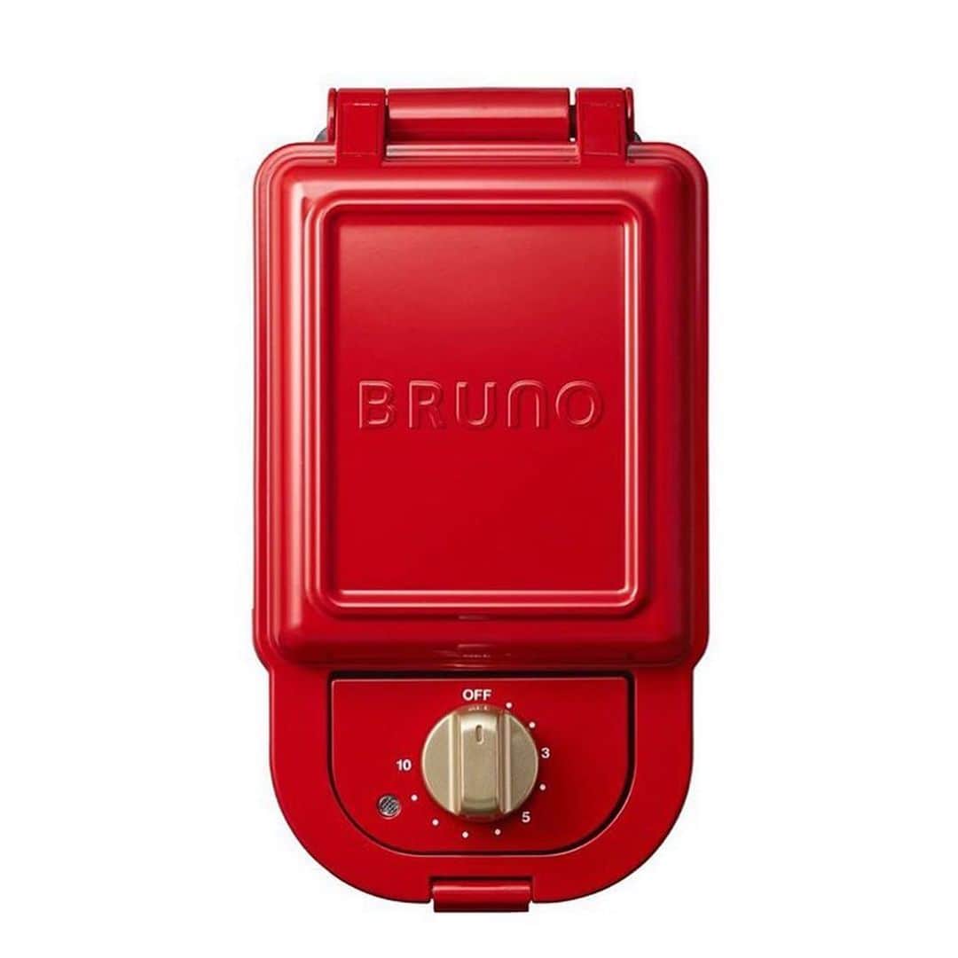 BRUNOさんのインスタグラム写真 - (BRUNOInstagram)「＼ ご当地の味をサンドしよう！ ／﻿ ﻿ 5月に行われた、ホットサンドメーカーでつくるご当地レシピキャンペーン！﻿ ご応募いただいた皆さま誠にありがとうございましたー！﻿ 7月に続き、ご考案いただいたつい食べたくなる！ご当地レシピ第4弾をご紹介いたします☻﻿ ﻿ ﻿ ―第4弾―﻿ ﻿ ＼北海道地方／﻿ ﻿ 「とうきび×えだ豆×じゃがいも」﻿ とうきび、じゃがいもは北海道を代表する最高の食材＆組み合わせ◎﻿ おつまみにもぴったり！﻿ ﻿ ﻿ 【材料（1人分）】﻿ とうきび（とうもろこし）…30g﻿ えだ豆…20g﻿ じゃがいも…70g﻿ 塩、黒こしょう…適量﻿ マヨネーズ…小さじ1﻿ 粉チーズ…小さじ1﻿ オリーブ油…小さじ1﻿ 粒マスタード…少々﻿ 食パン（8枚切り）…2枚﻿ ﻿ ﻿ ﻿ 【作り方】﻿ 下準備﻿ ・とうきび、えだ豆をさっと炒め、塩、黒こしょう、マヨネーズで味付けをする。﻿ ・じゃがいもは千切りにし、粉チーズ、塩、黒こしょうを振る。﻿ ・フライパンにオリーブ油を入れて火にかけ、じゃがいもを押し付けるようにして両面を﻿ カリカリに焼き、じゃがいものガレットをつくる。﻿ ﻿ 1.ホットサンドメーカーを2分間予熱する。﻿ 2.食パンに粒マスタードを塗り、じゃがいものガレット、炒めたとうきびとえだ豆をのせ、もう1枚の食パンをのせる。﻿ 3.プレートに2をのせて両面に焼き色がつくまでシングルサイズは3分、ダブルサイズは5分程度焼く。﻿ ﻿ ﻿ ﻿ ＼aboutとうきび／﻿ 北海道では、「とうもろこし」ことをとうきびと呼んでいる。﻿ 北海道はとうもろこしの生産量が1位で、旬は7月上旬～9月末。﻿ なまらうまいよー！﻿ ﻿ ﻿ 8月は﻿ ・北海道地方﻿ ・中部地方﻿ ・四国地方﻿ の3地方のレシピカードをBRUNOホットサンドメーカー取扱店にて配布中！﻿ ぜひ、店頭にてご覧ください☻﻿ 明日は中部地方のレシピをご紹介します。お愉しみにー！﻿ ﻿ #BRUNO #ブルーノ #BRUNOがある暮らし #ホットサンドメーカー #BRUNOホットサンドメーカー #ホットサンド #ご当地 #ご当地グルメ#北海道地方 #東北地方 #関東地方 #中部地方 #関西地方 #中国地方 #四国地方 #九州沖縄地方#ご当地パン #キャンペーン #プレゼントキャンペーン #プレゼント企画 #インスタキャンペーン #朝食 #食パンアレンジ #トースト #サンドイッチ #食パン #とうきび #とうもろこし #枝豆 #じゃがいも﻿ ﻿ ﻿」8月14日 17時09分 - bruno_enjoy