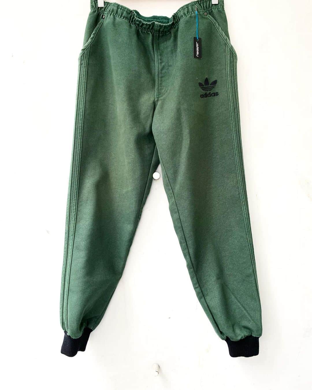 ジャムルさんのインスタグラム写真 - (ジャムルInstagram)「adidas Green denim track pants ¥5500+tax ウエスト 〜98cm 全長 99cm 股下 73cm . 通販も可能です。 お問い合わせはお電話で承ります。 . #お問い合わせはお電話で承ります #jammru #osaka  #fashion  #streetstyle  #streetfashion  #vtg  #vintage  #used  #usedclothing  #古着 #古着屋 #ファッション #70s #80s #90s#adidas」8月14日 17時03分 - jammru