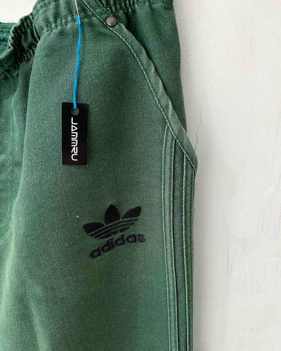 ジャムルさんのインスタグラム写真 - (ジャムルInstagram)「adidas Green denim track pants ¥5500+tax ウエスト 〜98cm 全長 99cm 股下 73cm . 通販も可能です。 お問い合わせはお電話で承ります。 . #お問い合わせはお電話で承ります #jammru #osaka  #fashion  #streetstyle  #streetfashion  #vtg  #vintage  #used  #usedclothing  #古着 #古着屋 #ファッション #70s #80s #90s#adidas」8月14日 17時03分 - jammru