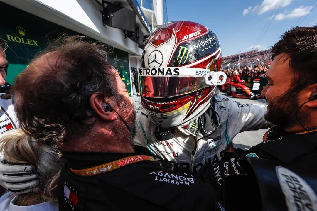 MERCEDES AMG PETRONASさんのインスタグラム写真 - (MERCEDES AMG PETRONASInstagram)「❤️🤗 Swipe to see just what one of those big @lewishamilton winning hugs looks like for us! • #MercedesAMGF1 #MercedesBenz #AMG #F1 #PETRONASmotorsports #LH44」8月14日 17時03分 - mercedesamgf1